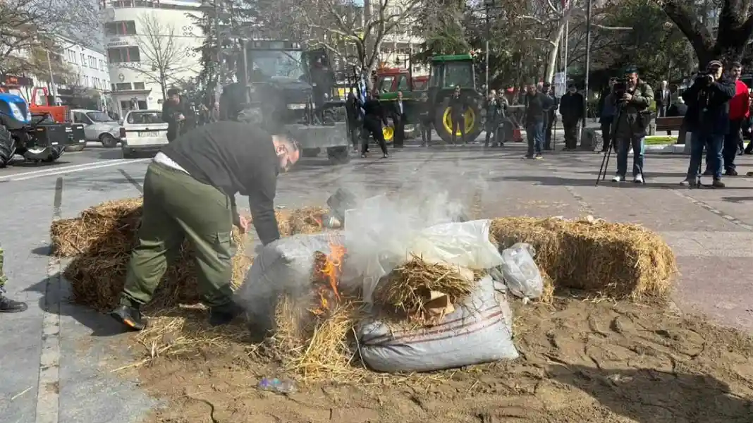 Έκαψαν άχυρα και λάστιχα οι αγρότες στην Κεντρική Πλατεία της Λάρισας