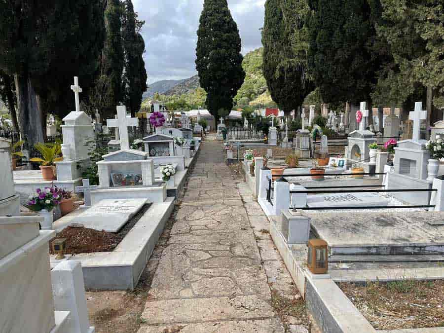 Συνελήφθησαν, άμεσα, δύο άτομα για κλοπή αντικειμένων από ταφικά μνημεία κοιμητηρίου σε περιοχή της Καρδίτσας