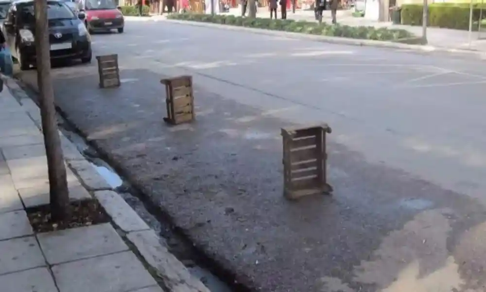 Τα πρόστιμα για γλάστρες, καρέκλες και τελάρα στο δρόμο