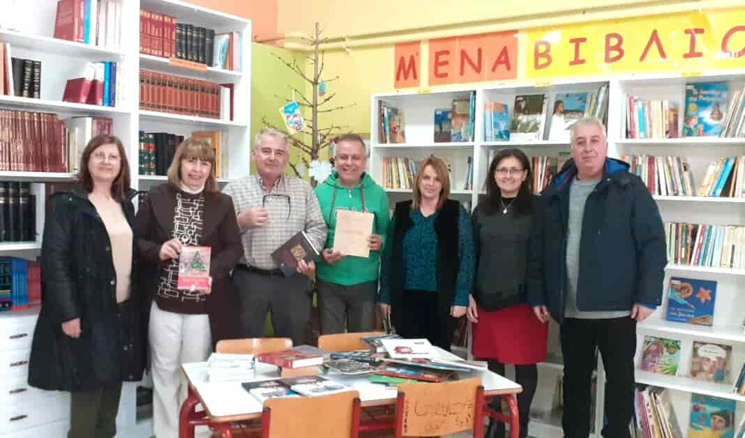 ΠΟΚΕΛ Βιβλία 12ο-Δημ-Σχ Λάρ Φ-51 Το ΠΟΚΕΛ πρόσφερε βιβλία στο 12ο Δημοτικό Σχολείο Λάρισας
