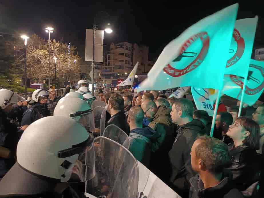 Λάρισα: Σοβαρά επεισόδια και χρήση δακρυγόνων έξω από το ΔΩΛ