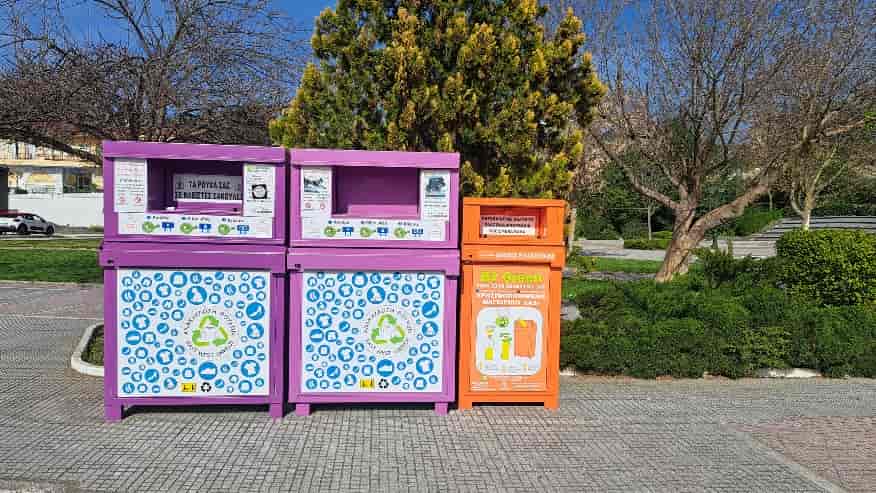 Ανακύκλωση μαγειρικών λαδιών ξεκινά ο Δήμος Ελασσόνας Ν. Γάτσας: «Συνεχίζουμε τις δράσεις εναλλακτικής διαχείρισης, με στόχο την προστασία του περιβάλλοντος» Ξεκίνησε η ανακύκλωση χρησιμοποιημένων μαγειρικών λαδιών από τον Δήμο Ελασσόνας με την ανάπτυξη 30 πορτοκαλί κάδων με σκοπό την αποφυγή απόρριψης των χρησιμοποιημένων λαδιών στις αποχετεύσεις και την επαναχρησιμοποίηση τους μετά από κατάλληλη επεξεργασία σε διάφορες εφαρμογές με προφανή οικολογικά οφέλη. Οι κάδοι τοποθετήθηκαν σε κεντρικά σημεία στην πόλη της Ελασσόνας και στην Τσαριτσάνη, δίπλα στους μωβ κάδους, σε συνεργασία με την εταιρία EAST-WEST GREECE που έχει αναλάβει και την συλλογή χρησιμοποιημένων ρούχων στον Δήμο Ελασσόνας, με αποτέλεσμα την ανακύκλωση περισσότερων από 34 τόνων ρούχων και παπουτσιών μέσα σε διάστημα μόλις 1.5 χρόνου. Για την ανακύκλωση των μαγειρικών λαδιών τα βήματα που ακολουθούμε είναι: • Αφήνουμε το μαγειρικό λάδι να κρυώσει (ελαιόλαδο, ηλιέλαιο, καλαμποκέλαιο, κλπ), • Το τοποθετούμε σε ένα πλαστικό μπουκάλι και κλείνουμε καλά • Το ρίχνουμε από την ειδική θυρίδα στον κοντινότερο πορτοκαλί κάδο Σε καμία περίπτωση δεν απορρίπτουμε στους πορτοκαλί κάδους λάδια κινητήρων ή σκουπίδια. ΄ Ο Δήμαρχος Ελασσόνας κ. Ν. Γάτσας με την ευκαιρία της νέας αυτής δράσης υπογράμμισε: «Συνεχίζουμε τις δράσεις εναλλακτικής διαχείρισης στο Δήμο μας, με στόχο την προστασία του περιβάλλοντος και τη μείωση του περιβαλλοντικού αποτυπώματος, αλλάζοντας τη διαχείριση των απορριμμάτων και εφαρμόζοντας σύγχρονες οικολογικές μεθόδους. Ανακύκλωση ρούχων, ανακύκλωση μαγειρικών λαδιών, συστοιχίες κάδων για ανακύκλωση χάρτινων, πλαστικών και μεταλλικών συσκευασιών, ανακύκλωση παλαιών ηλεκτρονικών υπολογιστών και αναλώσιμων ειδών, καθώς και μελανιών, πραγματοποιείται καθημερινά από τους πολίτες μας με μεγάλο οικολογικό αποτύπωμα. Όλοι μαζί συμβάλουμε καθημερινά στη μείωση της ποσότητας οικιακών απορριμμάτων που καταλήγουν σε χώρους υγειονομικής ταφής, με μεγάλα οφέλη για το δήμο μας και το περιβάλλον». Ποια είναι τα οφέλη από την ανακύκλωση μαγειρικών λαδιών; • Μειώνουμε το κίνδυνο ρύπανσης του νερού και του εδάφους • Γίνεται διαλογή στην πηγή και αποφυγή συσσώρευσης όγκου των απορριμμάτων που καταλήγουν στις χωματερές • Περιορίζουμε αποφράξεις σε αποχετεύσεις και υπονόμους • Προωθούμε τη βιώσιμη ανάπτυξη και εξοικονόμηση φυσικών πόρων • Μειώνουμε την εκπομπή του διοξ