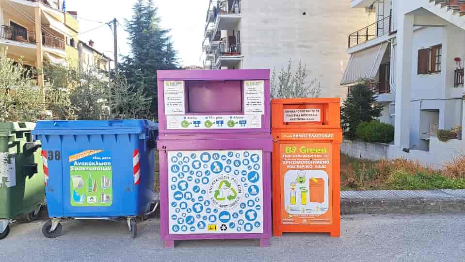 Ανακύκλωση μαγειρικών λαδιών ξεκινά ο Δήμος Ελασσόνας

Ν. Γάτσας: «Συνεχίζουμε τις δράσεις εναλλακτικής διαχείρισης, με στόχο την προστασία του περιβάλλοντος»

Ξεκίνησε η ανακύκλωση χρησιμοποιημένων μαγειρικών λαδιών από τον Δήμο Ελασσόνας με την ανάπτυξη 30 πορτοκαλί κάδων με σκοπό την αποφυγή απόρριψης των χρησιμοποιημένων λαδιών στις αποχετεύσεις και την επαναχρησιμοποίηση τους μετά από κατάλληλη επεξεργασία σε διάφορες εφαρμογές με προφανή οικολογικά οφέλη.
Οι κάδοι τοποθετήθηκαν σε κεντρικά σημεία στην πόλη της Ελασσόνας και στην Τσαριτσάνη, δίπλα στους μωβ κάδους, σε συνεργασία με την εταιρία EAST-WEST GREECE που έχει αναλάβει και την συλλογή χρησιμοποιημένων ρούχων στον Δήμο Ελασσόνας, με αποτέλεσμα την ανακύκλωση περισσότερων από 34 τόνων ρούχων και παπουτσιών μέσα σε διάστημα μόλις 1.5 χρόνου. 
Για την ανακύκλωση των μαγειρικών λαδιών τα βήματα που ακολουθούμε είναι:
•	Αφήνουμε το μαγειρικό λάδι να κρυώσει (ελαιόλαδο, ηλιέλαιο, καλαμποκέλαιο, κλπ),
•	Το τοποθετούμε σε ένα πλαστικό μπουκάλι και κλείνουμε καλά
•	Το ρίχνουμε από την ειδική θυρίδα στον κοντινότερο πορτοκαλί κάδο
Σε καμία περίπτωση δεν απορρίπτουμε στους πορτοκαλί κάδους λάδια κινητήρων ή σκουπίδια. ΄
Ο Δήμαρχος Ελασσόνας κ. Ν. Γάτσας  με την ευκαιρία της νέας αυτής δράσης υπογράμμισε: «Συνεχίζουμε τις δράσεις εναλλακτικής διαχείρισης στο Δήμο μας, με στόχο την προστασία του περιβάλλοντος και τη μείωση του περιβαλλοντικού αποτυπώματος, αλλάζοντας τη διαχείριση των απορριμμάτων και εφαρμόζοντας σύγχρονες οικολογικές μεθόδους. Ανακύκλωση ρούχων, ανακύκλωση μαγειρικών λαδιών, συστοιχίες κάδων για ανακύκλωση χάρτινων, πλαστικών και μεταλλικών συσκευασιών, ανακύκλωση παλαιών ηλεκτρονικών υπολογιστών και αναλώσιμων ειδών, καθώς και μελανιών, πραγματοποιείται καθημερινά από τους πολίτες μας με μεγάλο οικολογικό αποτύπωμα. Όλοι μαζί συμβάλουμε καθημερινά στη μείωση της ποσότητας οικιακών απορριμμάτων που καταλήγουν σε χώρους υγειονομικής ταφής, με μεγάλα οφέλη για το δήμο μας και το περιβάλλον».  

Ποια είναι τα οφέλη από την ανακύκλωση μαγειρικών λαδιών;
•	Μειώνουμε το κίνδυνο ρύπανσης του νερού και του εδάφους
•	Γίνεται διαλογή στην πηγή και αποφυγή συσσώρευσης όγκου των απορριμμάτων που καταλήγουν στις χωματερές
•	Περιορίζουμε αποφράξεις σε αποχετεύσεις και υπονόμους
•	Προωθούμε τη βιώσιμη ανάπτυξη και εξοικονόμηση φυσικών πόρων
•	Μειώνουμε την εκπομπή του διοξειδίου του άνθρακα (CO2) στην ατμόσφαιρα κατά 90%.
