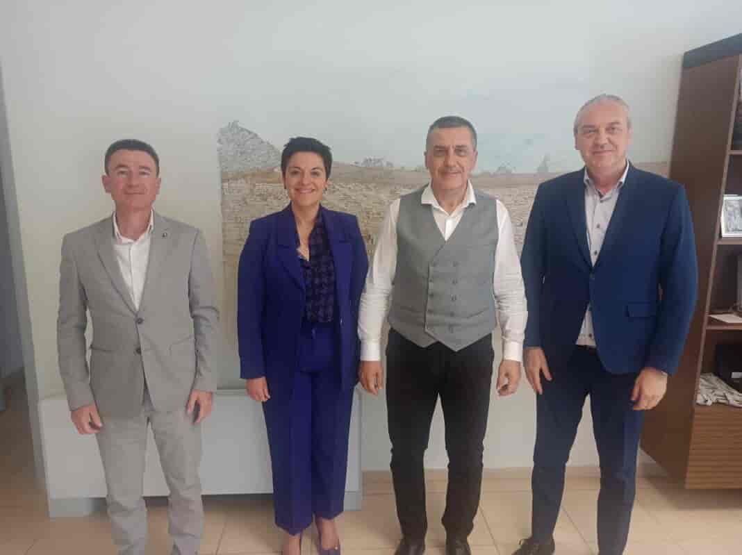 Μετά από συνάντηση του Περιφερειάρχη Θεσσαλίας με τους Δημάρχους Μικρά κολυμβητήρια – προπονητήρια σε Ελασσόνα και Παλαμά