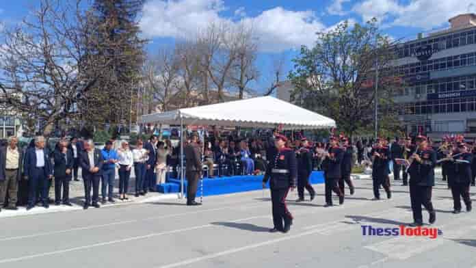 Τρίκαλα: Δεν εμφανίστηκε στην παρέλαση η Κ. Παπακώστα μετά τις αντιδράσεις συγγενών θυμάτων των Τεμπών