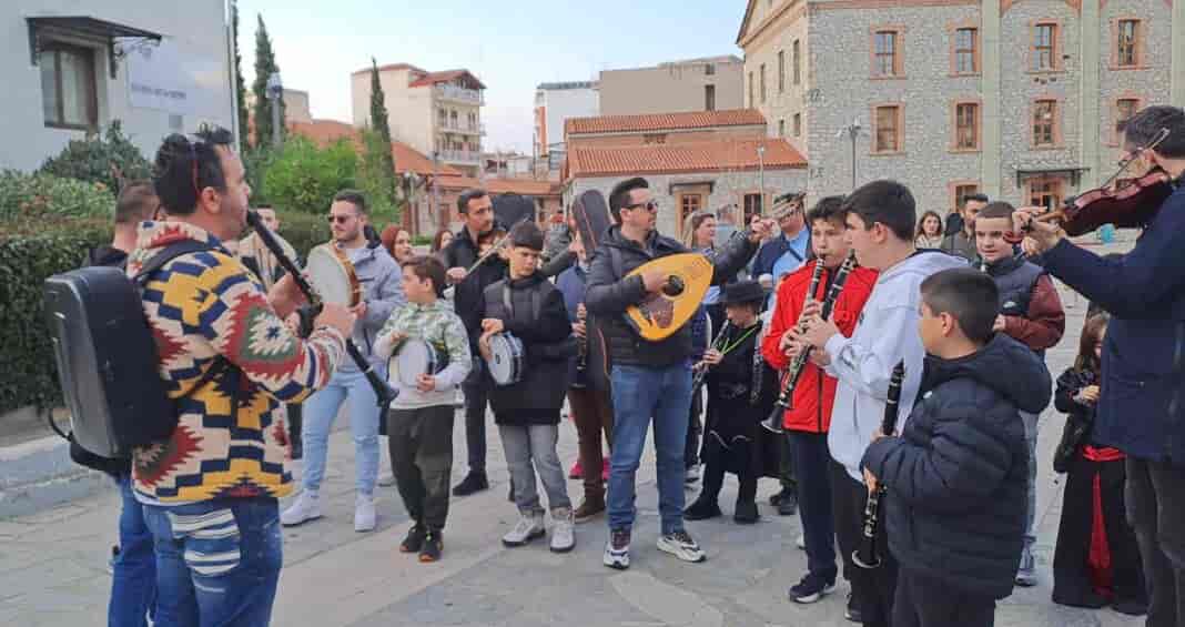 Συνεχίζονται οι αποκριάτικες εκδηλώσεις στη Λάρισα με γλέντι στην Πλατεία Ελευθερίας