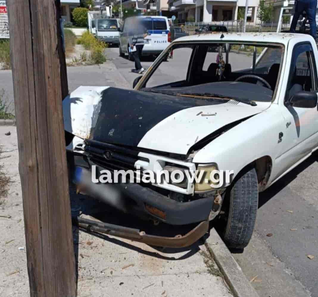 Λαμία : Συγκρούστηκαν και κατέληξε σε κολώνες της ΔΕΗ – τραυματίστηκε έγκυος (Φώτο)