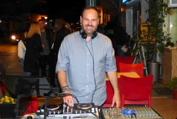 Παρουσιαστές της μεγάλης Καρναβαλικής Παρέλασης  η  Άννα Ζηρδέλη και ο Ανδρέας Νικούλης