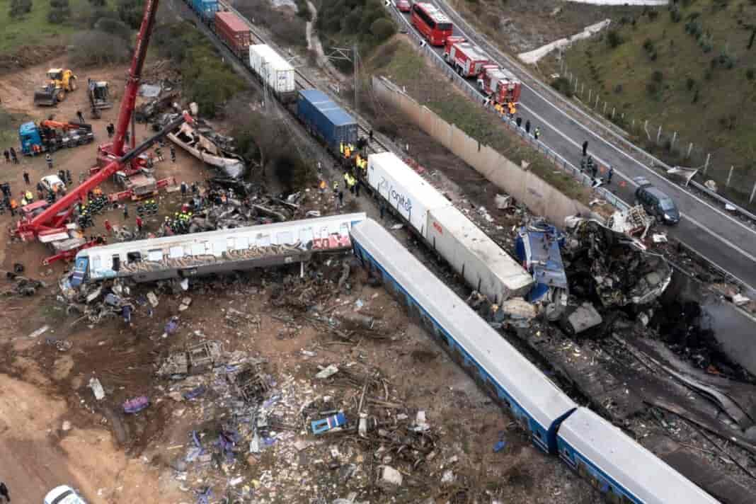 Το τραγούδι για τα 57 θύματα της μαζικής σφαγής των Τεμπών
