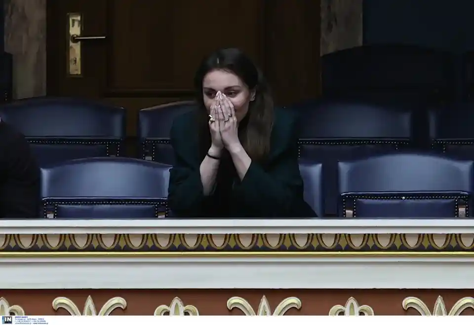 Η επιζήσασα από τα Τέμπη Ευδοκία Τσαγκλή στα θεωρεία της Βουλής