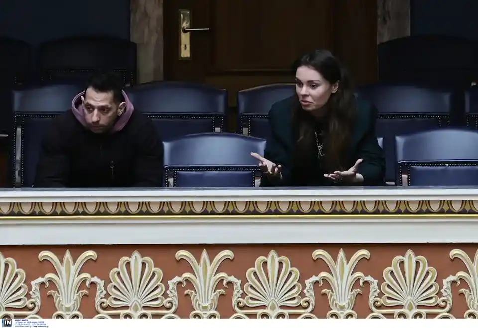Η επιζήσασα από τα Τέμπη Ευδοκία Τσαγκλή στα θεωρεία της Βουλής