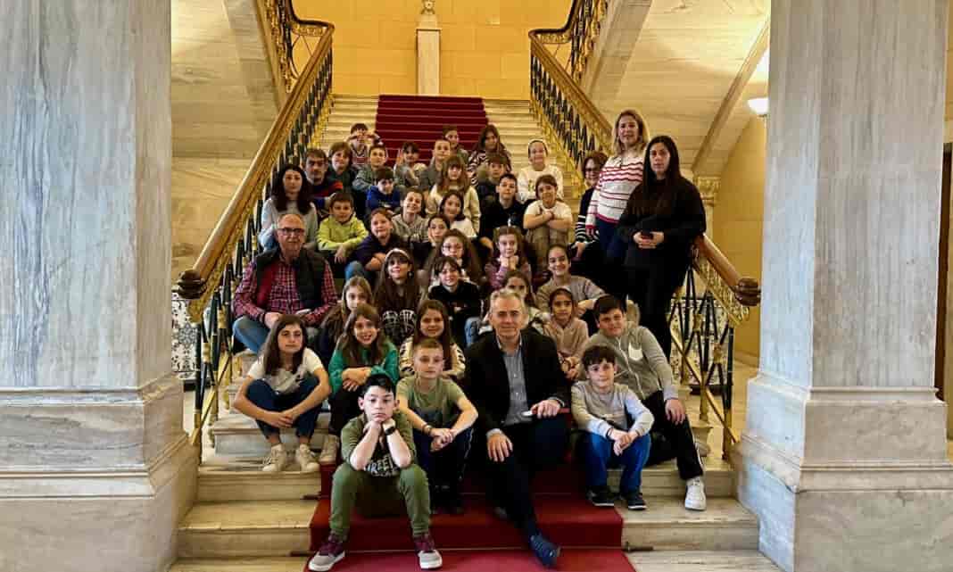 Μ. Χαρακόπουλος σε μαθητές του 5ου Δημοτικού Τυρνάβου