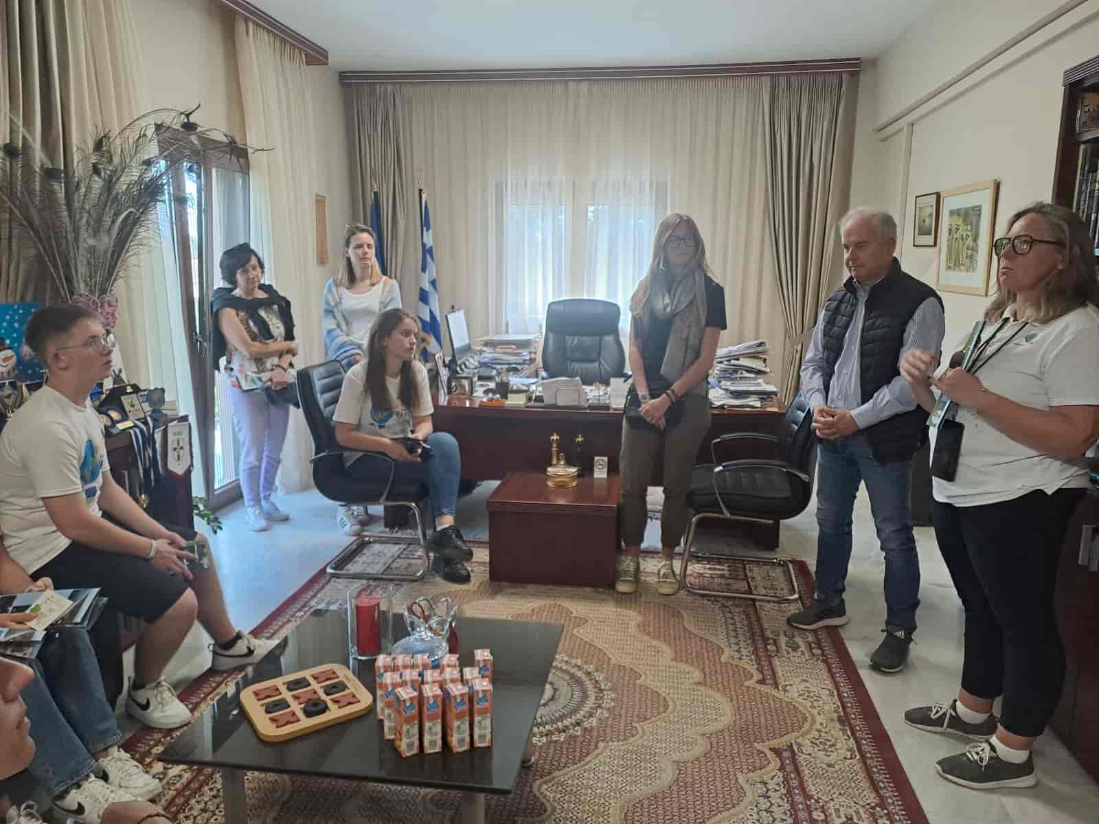 Αντιπροσωπεία μαθητών από το επαγγελματικό λύκειο Sochaczef στο Δημαρχείο Τεμπών