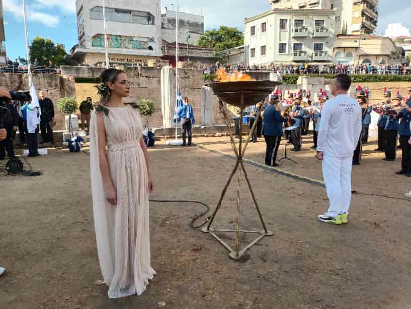 Με μια λαμπρή τελετή η Λάρισα υποδέχτηκε την Ολυμπιακή Φλόγα στο Αρχαίο Θέατρο