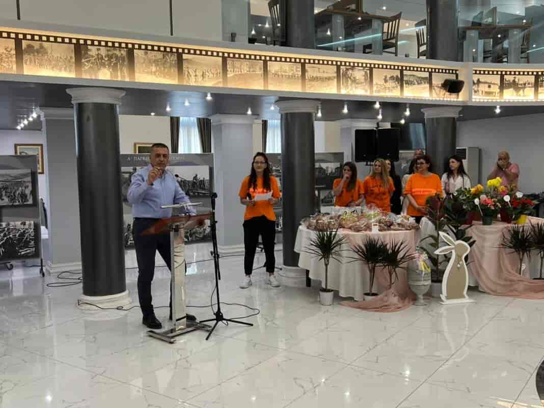 Kaneis monis kouretas