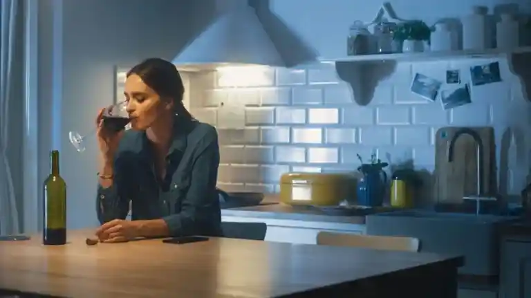 Γιατί πάνω από ένα ποτό την ημέρα αυξάνει τον κίνδυνο καρδιακών παθήσεων, ειδικά στις γυναίκες