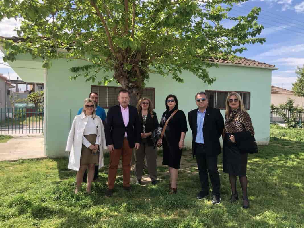 Κόκκαλης στο Δημοτικό Σχολείο Φαλάνης: Ανεπίτρεπτο να κάνουν ακόμη παιδιά μάθημα σε κοντέινερ – Να δώσουμε μαζί τον αγώνα για νέο σχολείο