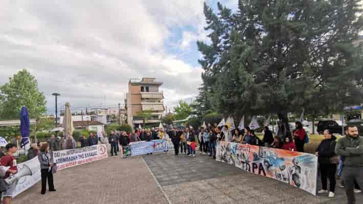 Αντιπολεμική συγκέντρωση και πορεία στην 1η Στρατιά Λάρισας από την Επιτροπής Ειρήνης