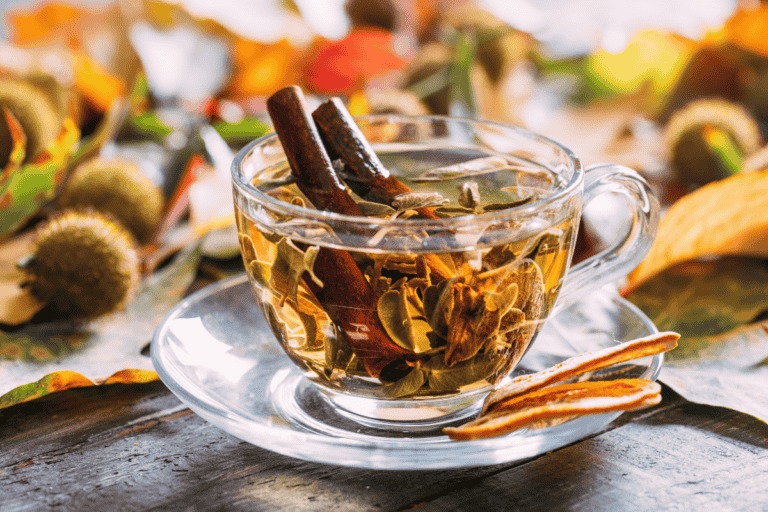 Εμμηνόπαυση: Το βότανο που ανακουφίζει από τις εξάψεις – Ρίχνει σάκχαρο και χοληστερόλη