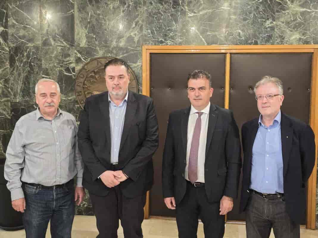 Εθιμοτυπική επίσκεψη στον Δήμαρχο Λαρισαίων κ. Μαμάκο Αθανάσιο πραγματοποίησε κομματικό κλιμάκιο της Νέας Δημοκρατίας, το οποίο βρέθηκε στην Λάρισα εν όψει Ευρωεκλογών, αποτελούμενο από τους κ.κ. Κόλια Θεόδωρο, Γραμματέα Εργαζομένων στον Ιδιωτικό και Δημόσιο Τομέα, Σιάτρα Χαράλαμπο (Μπάμπη), Αντιπεριφερειάρχη Περιβάλλοντος και Ποιότητας Ζωής (πρώην Διευθυντή Κοινοβουλευτική Ομάδας Ν.Δ.), Κούρτη Ιωάννη, Δρίβα Κωνσταντίνο, Νικολόπουλο Φώτιο, Αναπληρωτές Γραμματείς Εργαζομένων στον Ιδιωτικό και Δημόσιο Τομέα μαζί με τους Προέδρους των ΔΕΕΠ, κ.κ. Ηλίας Σουφλιά, Πρόεδρο της ΔΕΕΠ Λάρισας και Κουτσονάσιο Ιωάννη, Πρόεδρο ΔΕΕΠ Ν.Δ Τρικάλων. Συμμετείχαν, επίσης, και οι κ.κ. Δρακάκης. Ν. Δημήτριος, Τομεάρχης Ν.Δ. Π.Ε Τρικάλων, Μουζακιάρης Νικόλαος Τομεάρχης Ν.Δ. Π.Ε Λάρισας, Ζαλοκώστας Ταξιάρχης Τομεάρχη Ν.Δ. Π.Ε Μαγνησίας, και κομματικά στελέχη του Νομού. Στην συνάντηση που ακολούθησε παρευρέθησαν επίσης ο κ. Αχιλλέας Κέλλας, Αντιδήμαρχος Οικονομικών και Διοίκησης και ο κ. Γεώργιος Ζιαράγκας, Γενικός Γραμματέας Δήμου Λαρισαίων. Συζήτησαν, μεταξύ άλλων, ζητήματα που απασχολούν τον Δήμο Λαρισαίων, καθώς και την τρέχουσα πολιτική επικαιρότητα που αφορά τις επικείμενες Ευρωεκλογές.