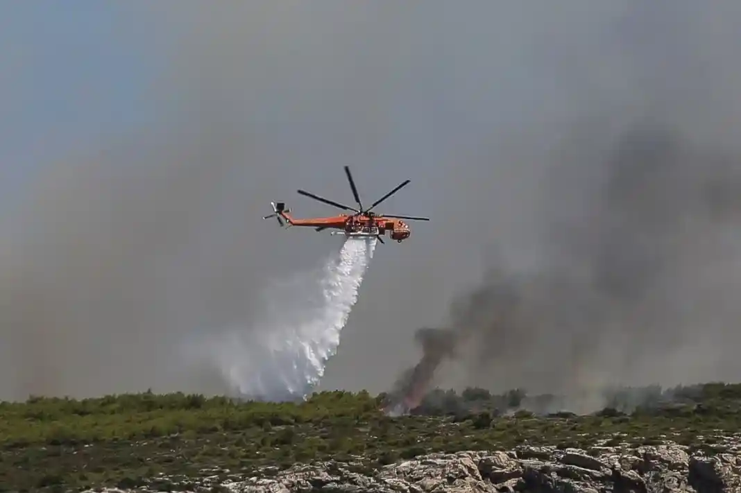 Καίγονται σπίτια στην Ιεράπετρα στο Λασίθι