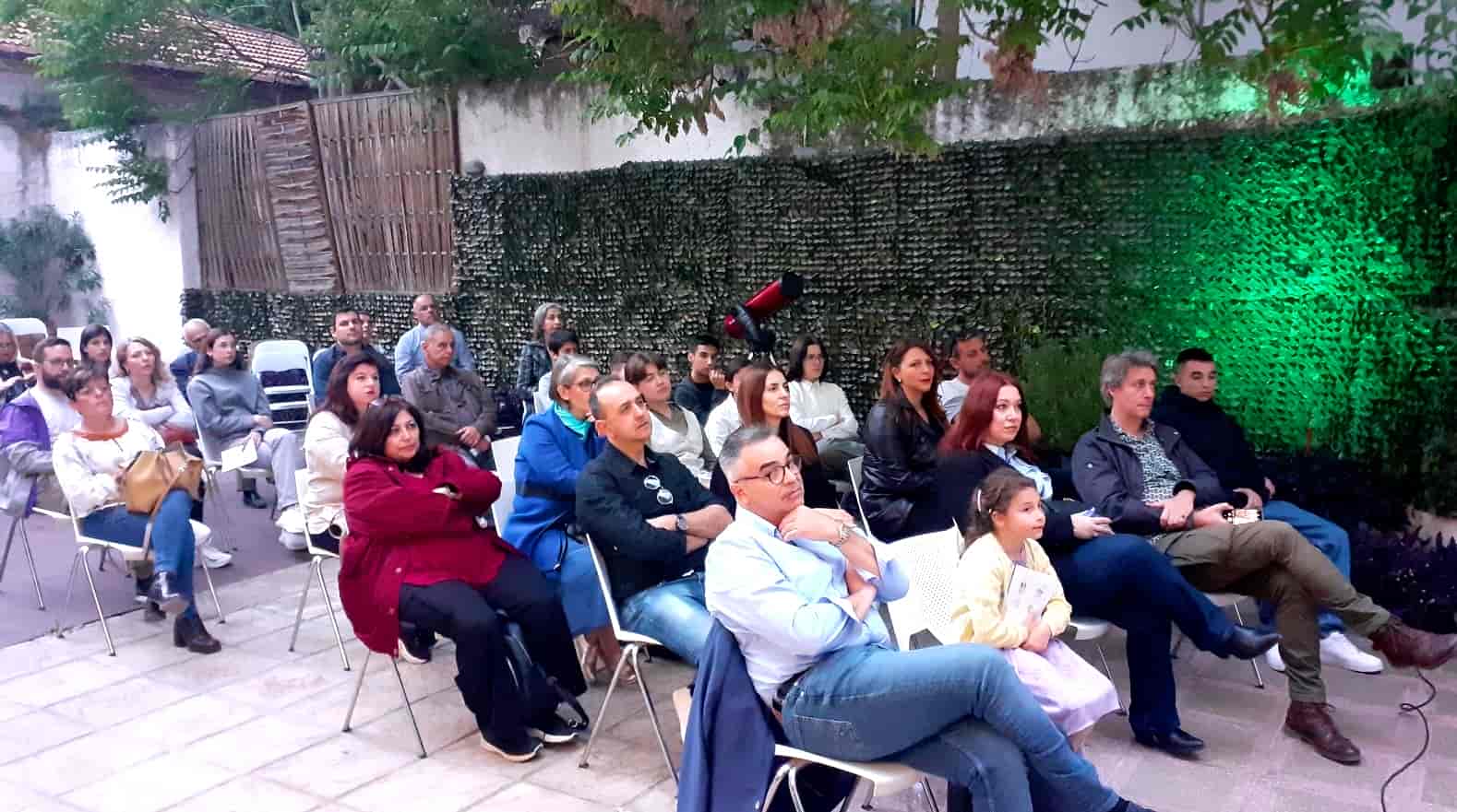 στην αυλή του Γαλλικού Ινστιτούτου