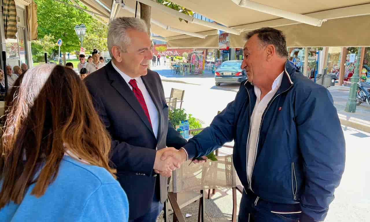 
ΜΑΞΙΜΟΣ ΧΑΡΑΚΟΠΟΥΛΟΣ ΣΤΑ ΦΑΡΣΑΛΑ ΓΙΑ ΤΗΝ ΚΥΡΙΑΚΗ ΤΩΝ ΒΑΐΩΝ:

Μικρή η απόσταση από το “ωσαννά” στο “σταύρωσον αυτόν”

«Η σημερινή ημέρα, που εορτάζει η Εκκλησία μας την θριαμβευτική είσοδο του Ιησού στα Ιεροσόλυμα, μας υπενθυμίζει με τον πλέον εκκωφαντικό τρόπο το πόσο κοντά μπορεί να είναι το “ωσαννά” με το “σταύρωσον αυτόν”. Μας δείχνει το πόσο ευμετάβλητος μπορεί να είναι ο άνθρωπος στις διαθέσεις του, αλλά και πόσο εύκολα μπορεί να παρασυρθεί από το ψεύδος και τις διαβολές και να μετατραπεί σε άναρχο όχλο. Το μήνυμα αυτό της Κυριακής των Βαΐων, συνιστά ένα δίδαγμα για όλες τις εποχές». Τα παραπάνω ανέφερε ο βουλευτής Λαρίσης της Νέας Δημοκρατίας κ. Μάξιμος Χαρακόπουλος μετά την τέλεση της Θείας Λειτουργίας στον Ιερό Ναό Αγίας Παρασκευής Φαρσάλων, για την Κυριακή των Βαΐων, χοροστατούντος του Μητροπολίτη Θεσσαλιώτιδος και Φαναριοφερσάλων κ. Τιμόθεου.
Παρόντες στην Θεία Λειτουργία ήταν, επίσης, ο Δήμαρχος Φαρσάλων κ. Ιορδάνης Εσκίογλου, ο πρόεδρος του Δημοτικού Συμβουλίου κ. Παναγιώτης Μακρυγιάννης, οι αντιδήμαρχοι κ.κ. Δημήτρης Γεωργατζής, Θανάσης Γεροβασίλης, Γιάννης Δημακόπουλος, και η κα Σοφία Χατζηπλή, ο πρόεδρος της Δημοτικής Κοινότητας Φαρσάλων κ. Ντίνος Βαρακλιώτης, δημοτικοί και τοπικοί σύμβουλοι, ο πρόεδρος κ. Δημήτρης Γιακοβής και στελέχη της ΔΗΜΤΟ Φαρσάλων της ΝΔ και πλήθος κόσμου.
Ο Θεσσαλός πολιτικός, μετά το πέρας της Θείας Λειτουργίας ευχήθηκε στους κατοίκους των Φαρσάλων που έσπευσαν να τον χαιρετήσουν Καλό Πάσχα, ενώ είχε την ευκαιρία να ανταλλάξει απόψεις, τόσο για τα σοβαρά ζητήματα που απασχολούν την περιοχή, όσο και για τις επερχόμενες ευρωεκλογές.
