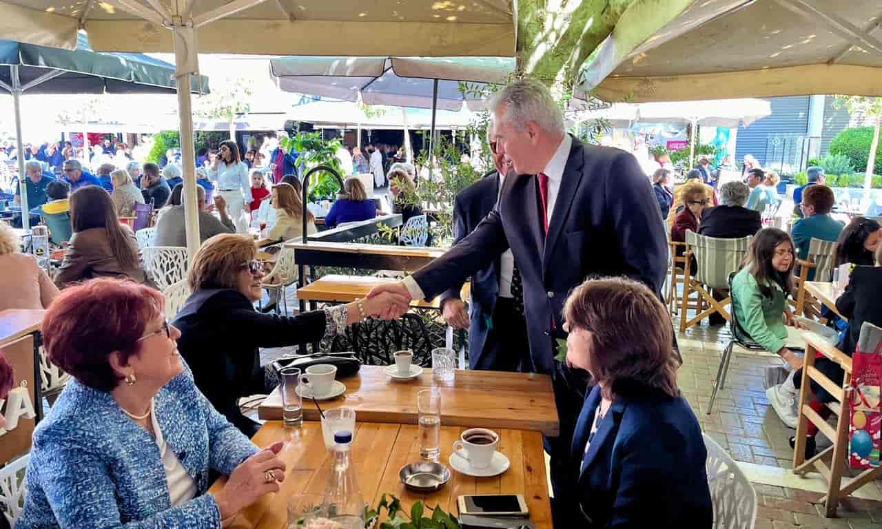 
ΜΑΞΙΜΟΣ ΧΑΡΑΚΟΠΟΥΛΟΣ ΣΤΑ ΦΑΡΣΑΛΑ ΓΙΑ ΤΗΝ ΚΥΡΙΑΚΗ ΤΩΝ ΒΑΐΩΝ:

Μικρή η απόσταση από το “ωσαννά” στο “σταύρωσον αυτόν”

«Η σημερινή ημέρα, που εορτάζει η Εκκλησία μας την θριαμβευτική είσοδο του Ιησού στα Ιεροσόλυμα, μας υπενθυμίζει με τον πλέον εκκωφαντικό τρόπο το πόσο κοντά μπορεί να είναι το “ωσαννά” με το “σταύρωσον αυτόν”. Μας δείχνει το πόσο ευμετάβλητος μπορεί να είναι ο άνθρωπος στις διαθέσεις του, αλλά και πόσο εύκολα μπορεί να παρασυρθεί από το ψεύδος και τις διαβολές και να μετατραπεί σε άναρχο όχλο. Το μήνυμα αυτό της Κυριακής των Βαΐων, συνιστά ένα δίδαγμα για όλες τις εποχές». Τα παραπάνω ανέφερε ο βουλευτής Λαρίσης της Νέας Δημοκρατίας κ. Μάξιμος Χαρακόπουλος μετά την τέλεση της Θείας Λειτουργίας στον Ιερό Ναό Αγίας Παρασκευής Φαρσάλων, για την Κυριακή των Βαΐων, χοροστατούντος του Μητροπολίτη Θεσσαλιώτιδος και Φαναριοφερσάλων κ. Τιμόθεου.
Παρόντες στην Θεία Λειτουργία ήταν, επίσης, ο Δήμαρχος Φαρσάλων κ. Ιορδάνης Εσκίογλου, ο πρόεδρος του Δημοτικού Συμβουλίου κ. Παναγιώτης Μακρυγιάννης, οι αντιδήμαρχοι κ.κ. Δημήτρης Γεωργατζής, Θανάσης Γεροβασίλης, Γιάννης Δημακόπουλος, και η κα Σοφία Χατζηπλή, ο πρόεδρος της Δημοτικής Κοινότητας Φαρσάλων κ. Ντίνος Βαρακλιώτης, δημοτικοί και τοπικοί σύμβουλοι, ο πρόεδρος κ. Δημήτρης Γιακοβής και στελέχη της ΔΗΜΤΟ Φαρσάλων της ΝΔ και πλήθος κόσμου.
Ο Θεσσαλός πολιτικός, μετά το πέρας της Θείας Λειτουργίας ευχήθηκε στους κατοίκους των Φαρσάλων που έσπευσαν να τον χαιρετήσουν Καλό Πάσχα, ενώ είχε την ευκαιρία να ανταλλάξει απόψεις, τόσο για τα σοβαρά ζητήματα που απασχολούν την περιοχή, όσο και για τις επερχόμενες ευρωεκλογές.
