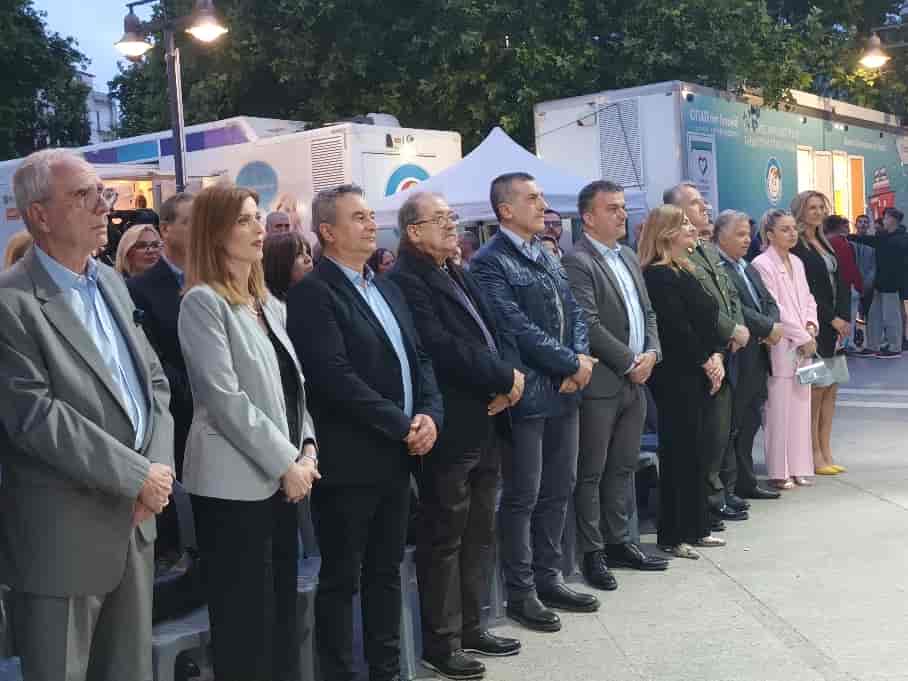 Μαζί μια αγκαλιά