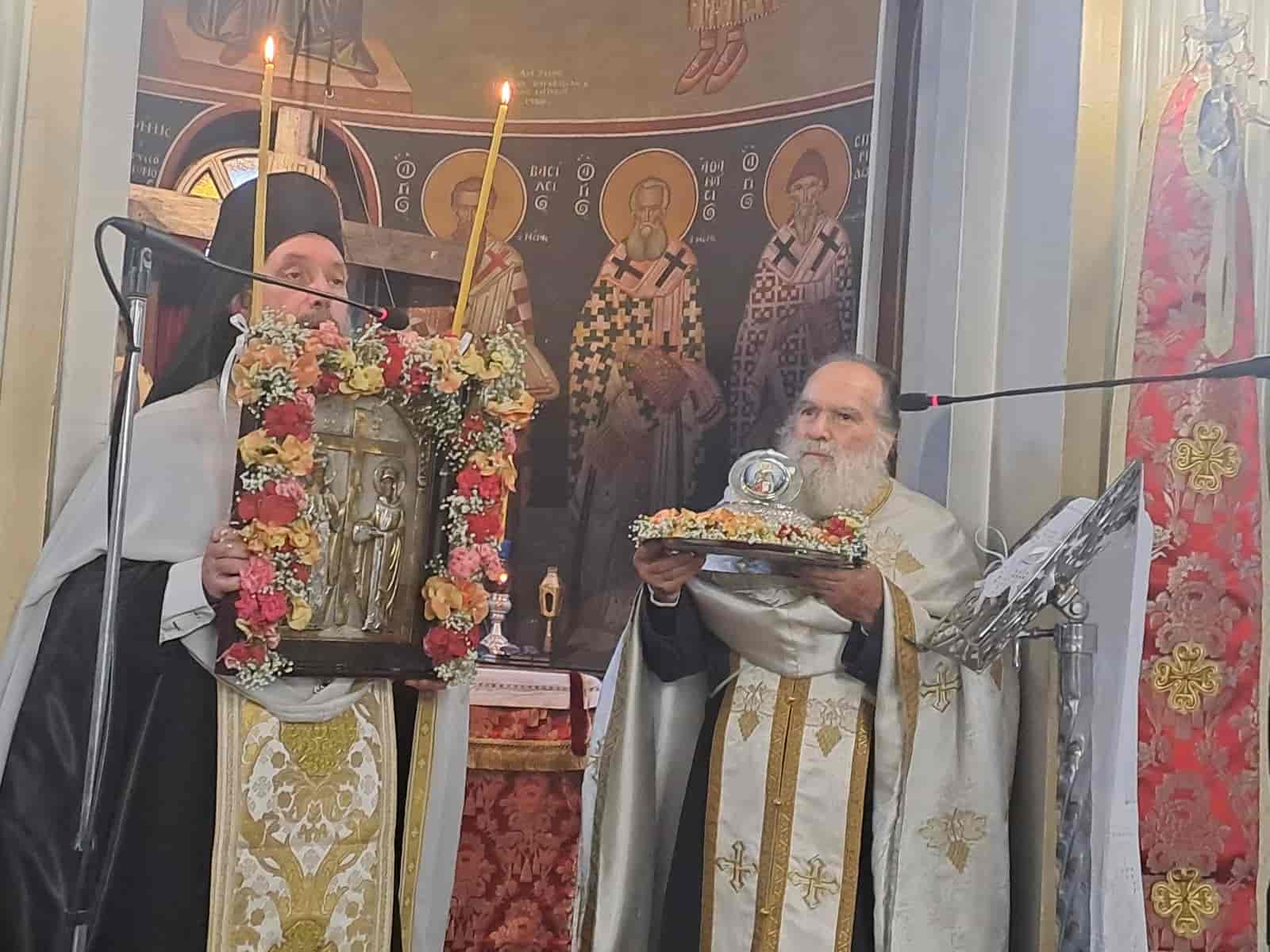 Στις θρησκευτικές εκδηλώσεις των πολιούχων Αγίων Ισαποστόλων Κωνσταντίνου

[Απόκρυψη κειμένου σε εισαγωγικά]
και Ελένης στο Συκούριο ο Δήμαρχος Τεμπών

Με μεγαλοπρέπεια, λαμπρότητα και  θρησκευτική κατάνυξη πραγματοποιήθηκε ο
Μέγας Πανηγυρικός Εσπερινός προς τιμή των Αγίων Ισαποστόλων Κωνσταντίνου
και Ελένης το απόγευμα της Δευτέρας 20 Μαΐου στο Συκούριο του Δήμου Τεμπών.

Ο Μέγας Πανηγυρικός Εσπερινός τελέστηκε χοροστατούντος του Θεοφιλέστατου
Επίσκοπου Μαγνησίας  κ. Χριστόδουλου, της Ιεράς Αρχιεπισκοπής Αυστραλίας
και συλειτουργούντων των ιερέων π. Γεωργίου, π. Τιμόθεου, π. Πέτρου,  π.
Αθηναγόρα, π. Νεκταρίου, π. Σεραφείμ, π. Αθανασίου, π. Χρήστου, π.
Πορφυρίου και π. Κωνσταντίνου.

Ενώ πλήθος καλλικέλαδων ιεροψαλτών, απέδωσαν θαυμάσια τους βυζαντινούς
ύμνους προς τους Αγίους Ισαποστόλους.

Στο κήρυγμά του ο Θεοφιλέστατος Επίσκοπος Μαγνησίας κ. Χριστόδουλος,
ανέφερε μεταξύ άλλων: "σήμερα, αυτή τη λαμπρή γιορτή προς τιμήν των Αγίων
Ισαποστόλων Κωνσταντίνου και Ελένης, είμαστε όλοι εδώ να τιμήσουμε το έργο
των Αγίων, την ακλόνητη πίστη τους προς τον Θεό και τη συνεχή διακονία
τους. Ακόμη, αναφέρθηκε στην διακονία του π. Γεωργίου, εφημέριο του
ομώνυμου Ιερού Ναού, ο οποίος έλαβε το Σταυρό του Αγίου Αχίλλειου, από τον
Σεβασμιότατο Μητροπολίτη Λαρίσης και Τυρνάβου κ. Ιερώνυμο, για τα 50 χρόνια
διακονίας του στον Ιερό Ναό Αγίων Κωνσταντίνου και Ελένης Συκουρίου.

Τον εσπερινό παρακολούθησε ο Δήμαρχος Τεμπών κ. Γιώργος Μανώλης, ο
Βουλευτής της Ν.Δ. Ν. Λάρισας κ. Χρήστος Καπετάνος, ο Αντιπεριφερειάρχης κ.
Δημήτρης Τσέτσιλας, οι Αντιδήμαρχοι κ.κ. Παναγιώτης Γκατζόγιας, Νίκος
Μητσογιάννης και Γιώργος Νικολάου, οι δημοτικοί σύμβουλοι κ.κ. Χρήστος
Κρικώνης και Ζήσης Γκανάτσιος, ο Πρόεδρος της Δ.Κ. Συκουρίου κ. Μιχάλης
Γκουντής και η τοπική σύμβουλος κα Κωνσταντίνα Καρδαρά, καθώς και πρόεδροι
συλλόγων και φορέων και πλήθος ευσεβών πιστών.

Ανήμερα της εορτής των Αγίων, την Τρίτη 21 Μαίου, πραγματοποιήθηκε Όρθρος
και Θεία Λειτουργία, λειτουργούντος του π. Γεδεών, εκπρόσωπου της Ιεράς
Μητρόπολης Λαρίσης και Τυρνάβου και συλειτουργούντος του π. Γεωργίου,
εφημέριου της ενορίας.

Προ της απολύσεως, πραγματοποιήθηκε περιφορά της Ιερής εικόνας των Αγίων
στους δρόμους του χωριού, με τη βοήθεια του 1ου Συστήματος Προσκόπων
Συκουρίου και με τη συνοδεία της Φιλαρμονικής του Δήμου Τεμπών και στη
συνέχεια αρτοκλασία.

Στη θρησκευτική εκδήλωση συμμετείχε ο Δήμαρχος Τεμπών κ. Γιώργος Μανώλης,
η Αντιπεριφερειάρχης κα Ανδριάνα Κομήτσα, ο Διοικητής του Α.Τ. Τεμπών
Πρόδρομος Χαρισμανίδης, ο Διοικητής της 361 ΠΑΠ Αθανάσιος Σαμπάνης, οι
Αντιδήμαρχοι κ.κ. Παναγιώτης Γκατζόγιας και Αθανάσιος Καραναστάσης, η
επικεφαλής της παράταξης "Λαϊκή Συσπείρωση" Τεμπών κα Μαρία Κωστή, ο
Πρόεδρος της Δ.Κ. Συκουρίου κ. Μιχάλης Γκουντής, η τοπική σύμβουλος και
εορτάζουσα κα. Κωνσταντίνα Καρδαρά, καθώς και πρόεδροι συλλόγων και φορέων
και πλήθος κόσμου.

Σε δηλώσεις του ο Δήμαρχος Τεμπών ανέφερε: "Είναι τιμή μας που στις
θρησκευτικές εκδηλώσεις προς τιμή των Αγίων Ισαποστόλων Κωνσταντίνου και
Ελένης, χοροστάτησε ο Θεοφιλέστατος Επίσκοπος Μαγνησίας  κ. Χριστόδουλος,
της Ιεράς Αρχιεπισκοπής Αυστραλίας, ο οποίος εκ της μητρός του Ελένης έλκει
την καταγωγή του από το Συκούριο. Εύχομαι σε όλους οι Άγιοι Ισαπόστολοι να
δίνουν την χάρη τους και ιδιαιτέρως εύχομαι χρόνια πολλά στις εορτάζουσες
και στους εορτάζοντες. Με την ευλογία των Αγίων, να είμαστε όλοι καλά και
του χρόνου όλοι μαζί να είμαστε εδώ για να εορτάσουμε τους Αγίους μας ".