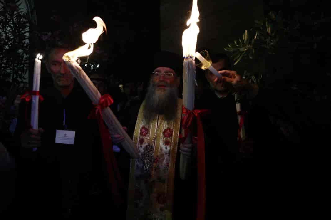 Στο Μετόχι του Παναγίου Τάφου στην Πλάκα το Άγιο Φως