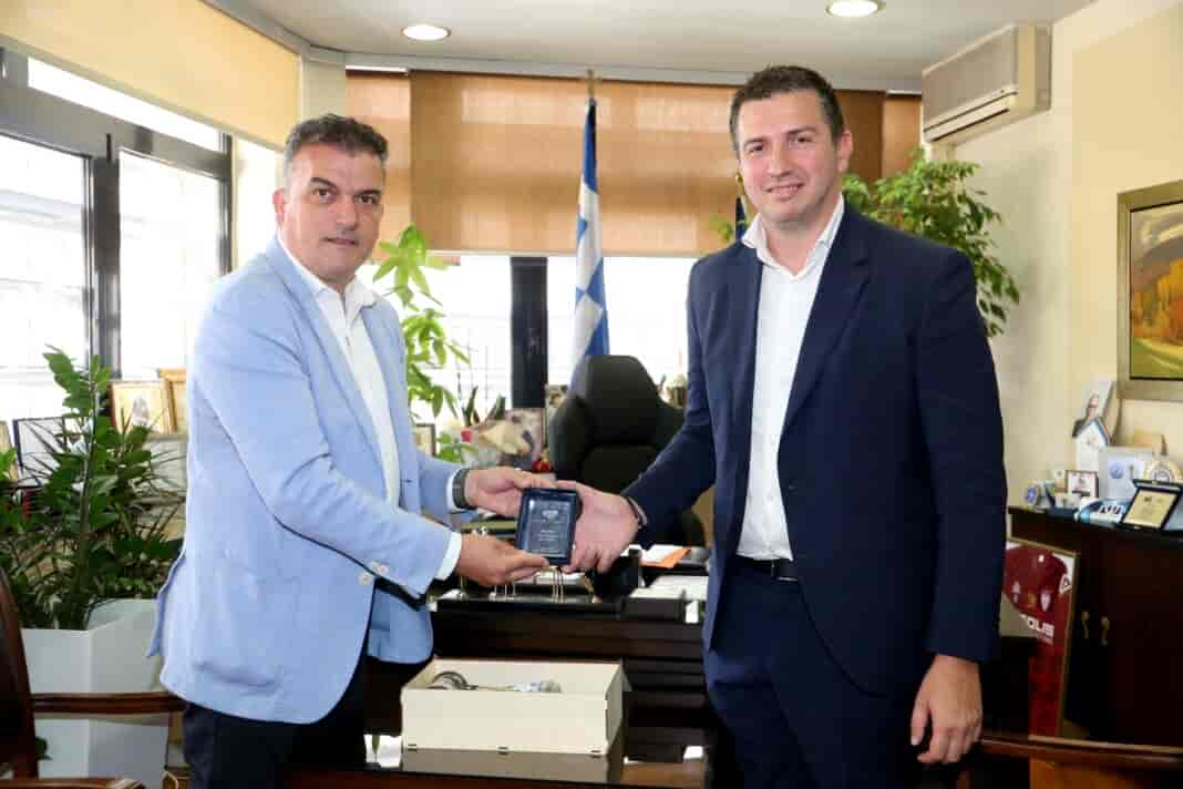 Σε Δημαρχείο και ΚΕΠ Δήμου Λαρισαίων ο Γενικός Γραμματέας Δημόσιας Διοίκησης, κ.Δημήτρης Κιρμικίρογλου - Καινοτομία και μεταρρυθμίσεις επί τάπητος στη συνάντηση με τον Δήμαρχο Λαρισαίων, κ.Θανάση Μαμάκο Για σημαντικές μεταρρυθμίσεις, που αφορούν στην εφαρμογή πολιτικών καινοτομίας, σε επίπεδο Τοπικής Αυτοδιοίκησης, καθώς και σε ζητήματα έκανε λόγο ο Γενικός Γραμματέας Δημόσιας Διοίκησης, κ.Δημήτρης Κιρμικίρογλου, στο πλαίσιο της συνάντησης που είχε, νωρίτερα το μεσημέρι, με τον Δήμαρχο Λαρισαίων, κ.Θανάση Μαμάκο, στο Δημαρχείο της Λάρισας. Στη συνάντηση, βρέθηκαν επί τάπητος θέματα διοίκησης των ΟΤΑ, με ιδιαίτερη έμφαση τόσο στη διαχείριση του ανθρώπινου κεφαλαίου της διοίκησης, όσο και συνολικά στην εφαρμογή πολιτικών, προς όφελος των πολιτών. «Επισκέπτομαι την πόλη της Λάρισας, και είχα την ευκαιρία να συναντηθώ με τον Δήμαρχο και να συζητήσουμε σημαντικά θέματα που αφορούν στον Δήμο Λαρισαίων, κυρίως ζητήματα που αφορούν στη στελέχωση του Δήμου. Η νέα πολιτική Καινοτομίας που προωθεί το Υπουργείο Εσωτερικών αφορά στην μεγαλύτερη και πιο ενεργή εμπλοκή των Δήμων. Προτεραιότητά μας είναι η ανόρθωση της πόλης, μετά τις καταστροφικές πλημμύρες. Θεωρούμε ότι με τις προσεχείς κινήσεις που θα ακολουθήσουμε, σε μεταρρυθμιστικό επίπεδο, θα αναδειχθεί πιο πολύ η σημασία της Τοπικής Αυτοδιοίκησης, στη διαχείριση τόσο του ανθρωπίνου κεφαλαίου της διοίκησης, όσο και συνολικά στην υλοποίηση πολιτικών προς όφελος του πολίτη», σημείωσε ο κ.Κιρμικίρογλου. «Χαίρομαι ιδιαίτερα που γνωρίζω έναν άνθρωπο γνώστη της Δημόσιας Διοίκησης, είτε αυτό αφορά στην υποστελέχωση του Δήμου είτε αφορά στα προβλήματα γραφειοκρατίας, καθώς και σε όλα τα ζητήματα που αντιμετωπίζουμε, ως Δημοτική Αρχή, αλλά και οι πολίτες στις καθημερινές τους επαφές. Ταυτόχρονα, συζητήσαμε για ζητήματα Καινοτομίας, θέμα που αποτελεί “στοίχημα” για το Υπουργείο Εσωτερικών -και αναμένουμε και εμείς με πολύ μεγάλο ενδιαφέρον. Ανανεώσαμε το ραντεβού μας για ειδικότερες συζητήσεις, αναφορικά με τα προβλήματα που αντιμετωπίζει ο Δήμος, ώστε να δημιουργήσουμε από κοινού λύσεις, με στόχο την παροχή καλύτερων υπηρεσιών προς τους πολίτες της Λάρισας», σημείωσε, από την πλευρά του, ο κ.Μαμάκος. Στη συνάντηση συμμετείχαν οι κκ. Αχιλλέας Κέλλας, Αντιδήμαρχος Οικονομικών & Διοίκησης, Μιχάλης Τσακίρης, Αντιδήμαρχος Εξυπηρέτησης Πολιτών, Χρήστος Κοκκάλας, Προϊστάμενος Τμήματος Καινοτομίας & Βέλτιστων Πρακτικών του Υπουργείου Εσωτερικών και Ειρήνη Κούγια, Συνεργάτης Γενικού Γραμματέα Δημόσιας Διοίκησης Υπουργείου Εσωτερικών. Να σημειωθεί ότι στο πλαίσιο της συνάντησης, ο Γενικός Γραμματέας, μαζί με τον Δήμαρχο Λαρισαίων, επισκέφθηκαν το ΚΕΠ του Δήμου Λαρισαίων (στην Ι.Δραγούμη).