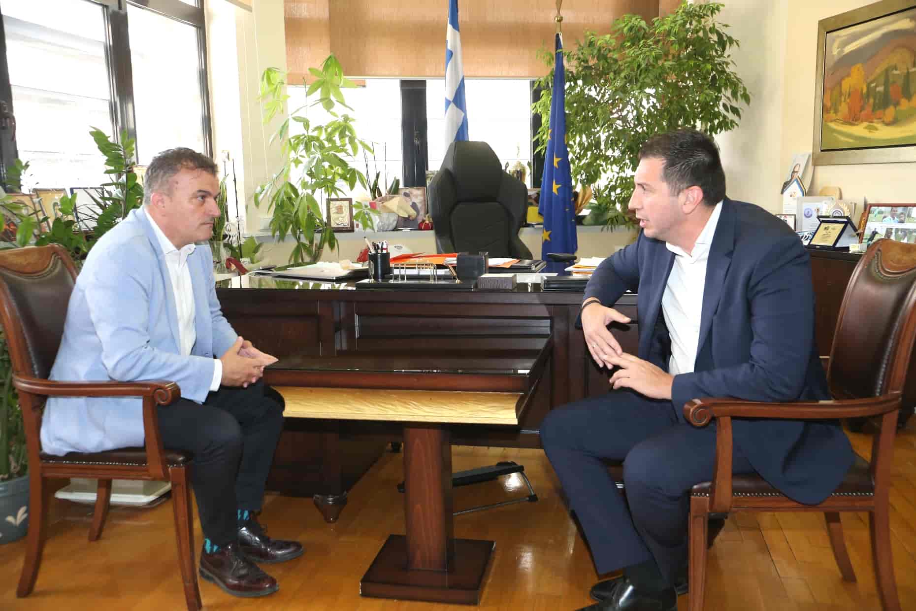 Σε Δημαρχείο και ΚΕΠ Δήμου Λαρισαίων ο Γενικός Γραμματέας Δημόσιας Διοίκησης, κ.Δημήτρης Κιρμικίρογλου - Καινοτομία και μεταρρυθμίσεις επί τάπητος στη συνάντηση με τον Δήμαρχο Λαρισαίων, κ.Θανάση Μαμάκο Για σημαντικές μεταρρυθμίσεις, που αφορούν στην εφαρμογή πολιτικών καινοτομίας, σε επίπεδο Τοπικής Αυτοδιοίκησης, καθώς και σε ζητήματα έκανε λόγο ο Γενικός Γραμματέας Δημόσιας Διοίκησης, κ.Δημήτρης Κιρμικίρογλου, στο πλαίσιο της συνάντησης που είχε, νωρίτερα το μεσημέρι, με τον Δήμαρχο Λαρισαίων, κ.Θανάση Μαμάκο, στο Δημαρχείο της Λάρισας. Στη συνάντηση, βρέθηκαν επί τάπητος θέματα διοίκησης των ΟΤΑ, με ιδιαίτερη έμφαση τόσο στη διαχείριση του ανθρώπινου κεφαλαίου της διοίκησης, όσο και συνολικά στην εφαρμογή πολιτικών, προς όφελος των πολιτών. «Επισκέπτομαι την πόλη της Λάρισας, και είχα την ευκαιρία να συναντηθώ με τον Δήμαρχο και να συζητήσουμε σημαντικά θέματα που αφορούν στον Δήμο Λαρισαίων, κυρίως ζητήματα που αφορούν στη στελέχωση του Δήμου. Η νέα πολιτική Καινοτομίας που προωθεί το Υπουργείο Εσωτερικών αφορά στην μεγαλύτερη και πιο ενεργή εμπλοκή των Δήμων. Προτεραιότητά μας είναι η ανόρθωση της πόλης, μετά τις καταστροφικές πλημμύρες. Θεωρούμε ότι με τις προσεχείς κινήσεις που θα ακολουθήσουμε, σε μεταρρυθμιστικό επίπεδο, θα αναδειχθεί πιο πολύ η σημασία της Τοπικής Αυτοδιοίκησης, στη διαχείριση τόσο του ανθρωπίνου κεφαλαίου της διοίκησης, όσο και συνολικά στην υλοποίηση πολιτικών προς όφελος του πολίτη», σημείωσε ο κ.Κιρμικίρογλου. «Χαίρομαι ιδιαίτερα που γνωρίζω έναν άνθρωπο γνώστη της Δημόσιας Διοίκησης, είτε αυτό αφορά στην υποστελέχωση του Δήμου είτε αφορά στα προβλήματα γραφειοκρατίας, καθώς και σε όλα τα ζητήματα που αντιμετωπίζουμε, ως Δημοτική Αρχή, αλλά και οι πολίτες στις καθημερινές τους επαφές. Ταυτόχρονα, συζητήσαμε για ζητήματα Καινοτομίας, θέμα που αποτελεί “στοίχημα” για το Υπουργείο Εσωτερικών -και αναμένουμε και εμείς με πολύ μεγάλο ενδιαφέρον. Ανανεώσαμε το ραντεβού μας για ειδικότερες συζητήσεις, αναφορικά με τα προβλήματα που αντιμετωπίζει ο Δήμος, ώστε να δημιουργήσουμε από κοινού λύσεις, με στόχο την παροχή καλύτερων υπηρεσιών προς τους πολίτες της Λάρισας», σημείωσε, από την πλευρά του, ο κ.Μαμάκος. Στη συνάντηση συμμετείχαν οι κκ. Αχιλλέας Κέλλας, Αντιδήμαρχος Οικονομικών & Διοίκησης, Μιχάλης Τσακίρης, Αντιδήμαρχος Εξυπηρέτησης Πολιτών, Χρήστος Κοκκάλας, Προϊστάμενος Τμήματος Καινοτομίας & Βέλτιστων Πρακτικών του Υπουργείου Εσωτερικών και Ειρήνη Κούγια, Συνεργάτης Γενικού Γραμματέα Δημόσιας Διοίκησης Υπουργείου Εσωτερικών. Να σημειωθεί ότι στο πλαίσιο της συνάντησης, ο Γενικός Γραμματέας, μαζί με τον Δήμαρχο Λαρισαίων, επισκέφθηκαν το ΚΕΠ του Δήμου Λαρισαίων (στην Ι.Δραγούμη). 