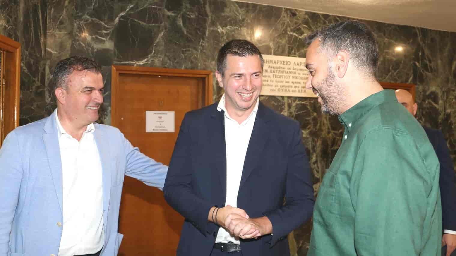 Σε Δημαρχείο και ΚΕΠ Δήμου Λαρισαίων ο Γενικός Γραμματέας Δημόσιας Διοίκησης, κ.Δημήτρης Κιρμικίρογλου - Καινοτομία και μεταρρυθμίσεις επί τάπητος στη συνάντηση με τον Δήμαρχο Λαρισαίων, κ.Θανάση Μαμάκο Για σημαντικές μεταρρυθμίσεις, που αφορούν στην εφαρμογή πολιτικών καινοτομίας, σε επίπεδο Τοπικής Αυτοδιοίκησης, καθώς και σε ζητήματα έκανε λόγο ο Γενικός Γραμματέας Δημόσιας Διοίκησης, κ.Δημήτρης Κιρμικίρογλου, στο πλαίσιο της συνάντησης που είχε, νωρίτερα το μεσημέρι, με τον Δήμαρχο Λαρισαίων, κ.Θανάση Μαμάκο, στο Δημαρχείο της Λάρισας. Στη συνάντηση, βρέθηκαν επί τάπητος θέματα διοίκησης των ΟΤΑ, με ιδιαίτερη έμφαση τόσο στη διαχείριση του ανθρώπινου κεφαλαίου της διοίκησης, όσο και συνολικά στην εφαρμογή πολιτικών, προς όφελος των πολιτών. «Επισκέπτομαι την πόλη της Λάρισας, και είχα την ευκαιρία να συναντηθώ με τον Δήμαρχο και να συζητήσουμε σημαντικά θέματα που αφορούν στον Δήμο Λαρισαίων, κυρίως ζητήματα που αφορούν στη στελέχωση του Δήμου. Η νέα πολιτική Καινοτομίας που προωθεί το Υπουργείο Εσωτερικών αφορά στην μεγαλύτερη και πιο ενεργή εμπλοκή των Δήμων. Προτεραιότητά μας είναι η ανόρθωση της πόλης, μετά τις καταστροφικές πλημμύρες. Θεωρούμε ότι με τις προσεχείς κινήσεις που θα ακολουθήσουμε, σε μεταρρυθμιστικό επίπεδο, θα αναδειχθεί πιο πολύ η σημασία της Τοπικής Αυτοδιοίκησης, στη διαχείριση τόσο του ανθρωπίνου κεφαλαίου της διοίκησης, όσο και συνολικά στην υλοποίηση πολιτικών προς όφελος του πολίτη», σημείωσε ο κ.Κιρμικίρογλου. «Χαίρομαι ιδιαίτερα που γνωρίζω έναν άνθρωπο γνώστη της Δημόσιας Διοίκησης, είτε αυτό αφορά στην υποστελέχωση του Δήμου είτε αφορά στα προβλήματα γραφειοκρατίας, καθώς και σε όλα τα ζητήματα που αντιμετωπίζουμε, ως Δημοτική Αρχή, αλλά και οι πολίτες στις καθημερινές τους επαφές. Ταυτόχρονα, συζητήσαμε για ζητήματα Καινοτομίας, θέμα που αποτελεί “στοίχημα” για το Υπουργείο Εσωτερικών -και αναμένουμε και εμείς με πολύ μεγάλο ενδιαφέρον. Ανανεώσαμε το ραντεβού μας για ειδικότερες συζητήσεις, αναφορικά με τα προβλήματα που αντιμετωπίζει ο Δήμος, ώστε να δημιουργήσουμε από κοινού λύσεις, με στόχο την παροχή καλύτερων υπηρεσιών προς τους πολίτες της Λάρισας», σημείωσε, από την πλευρά του, ο κ.<a href='https://thelarissapaper.gr/tag/thanasis-mamakos/' srcset=