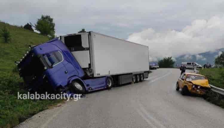 Νταλίκα τράκαρε με όχημα που συμμετείχε στον αγώνα του Classic Legends Rally 2024