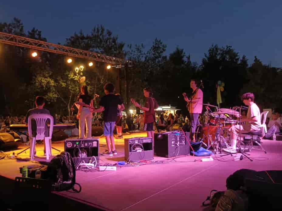 Πλήθος Λαρισαίων στις τρεις μουσικές σκηνές στην έναρξη του Φεστιβάλ Πηνειού