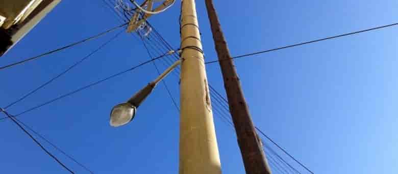 kolona deddie Ρευματοκλοπή στον Τύρναβο: Με καλώδιο απευθείας από το στύλο του ΔΕΔΔΗΕ τροφοδοτούσε την οικία του