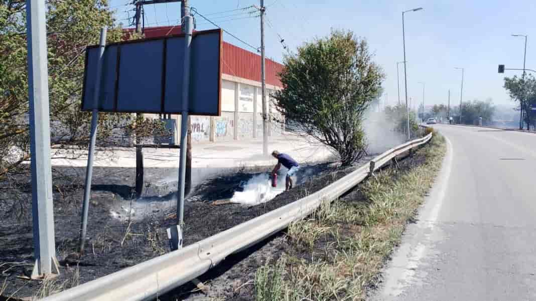 Κλιμάκιο του ΚΚΕ στις εργατικές κατοικίες του Αγίου Θωμά όπου είναι σε εξέλιξη η φωτιά που ξέσπασε