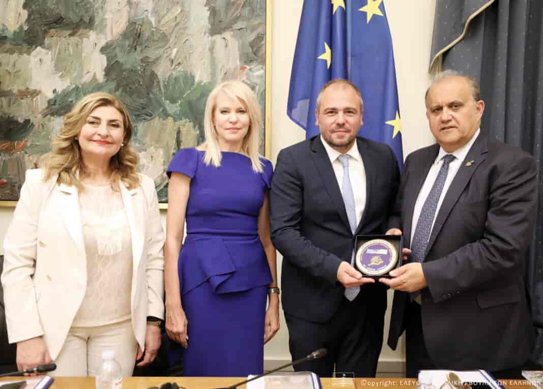 HELLENIC PARLIAMENT PHOTOS Ε. Λιακούλη με εκπροσώπους Ελληνοαμερικανικού think-tank στηΒουλή