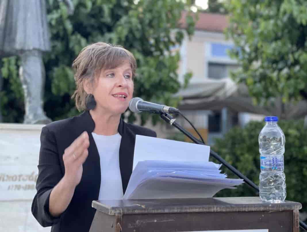 ΣΥΓΚΕΝΤΡΩΣΗ ΤΟΥ ΚΚΕ ΣΤΗΝ ΕΛΑΣΣΟΝΑ Μαρία Γαβαλά Ψήφος στο ΚΚΕ για να σπάσουμε τα δεσμά της ΕΕ και του συστήματος! Να γεμίσουν οι κάλπες των ευρωεκλογών «με χιλιάδες κόκκινα ψηφοδέλτια, με δυνατό ΚΚΕ και στην Ευρωβουλή, μπορούμε να ενισχυθούν οι λαϊκοί αγώνες και να σπάσουμε τα δεσμά της ΕΕ και του συστήματος», τόνισε η Μαρία Γαβαλά, υποψήφια ευρωβουλευτής μιλώντας το βράδυ του Σαββάτου σε συγκέντρωση των ΚΟΒ Ελασσόνας. Η Μαρία Γαβαλά επισήμανε ότι, «βασική έγνοια, βασικό άγχος όλων εκείνων που μας κυβερνάνε και δεν τους βλέπουμε, δηλαδή, εκείνων που κρατάνε τα κλειδιά της οικονομίας στα χέρια τους, εκείνων που ανεβοκατεβάζουν κυβερνήσεις, που φτιάχνουν κόμματα «δορυφόρους» και εξαφανίζουν άλλα , είναι πως η λαϊκή αγανάκτηση, ο θυμός , η ανασφάλεια που ζούμε , θα βρούνε κατεύθυνση εγκλωβισμού, πως θα χωνευτούν σε ένα από τα δύο δοχεία που σήμερα στήνονται. Η συζήτηση για το ποιος μπορεί να είναι αντιπολίτευση απέναντι στο Μητσοτάκη είναι συζήτηση που γίνεται για να σκορπίσετε την ψήφο σας. Εσείς που θέλετε να τιμωρήσετε λοιπόν αυτή την κυβέρνηση, αυτή την πολιτική, έχετε επιλογή : στηρίξτε ΚΚΕ , το κόμμα που δεν σας βλέπει ως ψηφοφόρους, που είναι δίπλα σας όλα τα χρόνια και σας λέει ότι εσείς πρέπει να πάρετε την κατάσταση στα χέρια σας , που δεν σας υποτιμά , που σας εμπιστεύεται, που είναι εδώ και σταθερά, διαφωτίζει, αποκαλύπτει και μαζί σας δίνει μάχες στους χώρους δουλειάς, στους αγροτικούς συλλόγους και αλλού για να πάρετε ανάσες ανακούφισης , για να διεκδικήσετε τις σύγχρονες ανάγκες σας. Οι κομμουνιστές θα είναι εδώ στις 10 Ιούνη γιατί θα είναι εδώ αυτή η πολιτική που σαν ατσαλένια αλυσίδα δένει όλους τους. Θα είναι εδώ ο πυρήνας της πολιτικής τους , η καπιταλιστική αγορά, το σύστημα και πρέπει να έχουν αληθινό αντίπαλο.» Η Μαρία Γαβαλά στη συνέχεια σημείωσε ότι, « στη Θεσσαλία συγκρούονται δύο αντίπαλα σχέδια. Η ΕΕ είναι σαφής, είναι κυνική: δεν θέλει και δεν ήθελε ποτέ αντιπλημμυρική, αντισεισμική, αντιπυρική προστασία. Η ΕΕ είναι ο μεγάλος ένοχος και για τις πλημμύρες και για τους σεισμούς και για όλα αυτά που είναι μπροστά μας. Τα εκατομμύρια που μοίρασαν οι υπουργοί της ΝΔ πριν λίγες μέρες είναι αποτέλεσμα της λαϊκής πίεσης , του κινήματος, αφού στη Θεσσαλία υπάρχουν δεκάδες επιτροπές πληγέντων, άνθρωποι που οργανώθηκαν, που μπήκαν στον αγώνα σε χωριά, πόλεις και συνοικίες. Από τη Φαρκαδόνα , τον Παλαμά και τα χωριά του , μέχρι το παλιό λιμεναρχείο στο Βόλο, το Κουλούρι και τη συνοικία του Αγίου Θωμά στη Λάρισα, ένας κατάλογος ελπίδας και μόνης λύσης απέναντι σε αυτή την πολιτική.» Μιλώντας για τους αγρότες και κτηνοτρόφους επισήμανε ότι, «την ΚΑΠ και την πρόσφατη αναθεώρησή της, του 2020, που ξεσήκωσε θύελλα αντιδράσεων από τους αγρότες σε όλα τα μήκη και πλάτη της ΕΕ, ψήφισαν με τους ευρωβουλευτές τους και η ΝΔ και ο ΣΥΡΙΖΑ και το ΠΑΣΟΚ και η Ελληνική Λύση του Βελόπουλου που πουλάει δήθεν αντισυστημισμό χωρίς να αμφισβητεί τη στρατηγική της ΕΕ, του κεφαλαίου. Πληρώνετε πολύ ακριβά την ΚΑΠ και τις άλλες πολιτικές της. Με τις χαμηλές τιμές στα προϊόντα γα να αυγατίζουν τα κέρδη τους τα καρτέλ της εμπορίας και της μεταποίησης. Με την εκτόξευση του κόστους παραγωγής, που τροφοδοτεί την κερδοφορία των ενεργειακών κολοσσών, των βιομηχάνων, των τραπεζών.Με την έλλειψη μέτρων και σχεδιασμού προστασίας της ζωής, της περιουσίας του λαού, της αγροτικής παραγωγής. Γι' αυτό οι αγρότες βγήκαν στον δρόμο του αγώνα με τα τρακτέρ στην Ελλάδα αλλά και στις υπόλοιπες χώρες της ΕΕ, όπως σε Ισπανία, Γερμανία, Γαλλία, Βέλγιο, Ιταλία κ.α.Στις ευρωεκλογές μόνο η ψήφος στο ΚΚΕ είναι ψήφος για τα δικά σας συμφέροντα.» Ιδιαίτερη αναφορά έκανε σε κόμματα και μορφώματα που με τον έναν ή τον άλλον τρόπο έχουν υπηρετήσει το σύστημα, και σήμερα αξιοποιούνται για να κατευθυνθεί εκεί η λαϊκή δυσαρέσκεια, αφού τα σύννεφα πάνω από την καπιταλιστική οικονομία πυκνώνουν. Τόνισε μεταξύ άλλων : «ο κύριος Βελόπουλος ψήφισε μνημόνιο , είναι ο βολικός αντίπαλος που το σύστημα επιλέγει απέναντι στη ΝΔ και απέναντι στο κόμμα του Κασελάκη και το ΠΑΣΟΚ . Είναι βολικός αντίπαλος γιατί στήριξε την ΚΑΠ, τις βέλτιστες ευρωπαϊκές πρακτικές, την ενίσχυση της πολεμικής μηχανής της ΕΕ και μια σειρά από άλλες οδηγίες και αντιλαϊκές κατευθύνσεις. Αντίστοιχα η Πλεύση Ελευθερίας , πρέπει να σας απαντήσει: ψήφισε υπέρ ή κατά της ιδιωτικοποίησης των σιδηροδρομικών μεταφορών. Ψήφισε υπέρ ή κατά στο να έχει άλλος στρατηγικός επενδυτής τη ράγα και άλλος το βαγόνι και έτσι να μην μπορεί να οργανωθεί σύστημα ασφαλείας . Τι ψηφίζει για τη συνύπαρξη δημόσιου και ιδιωτικού τομέα στην υγεία, τα ΑΕΙ;» Καταλήγοντας κάλεσε σε αποφασιστική ενίσχυση του ΚΚΕ , τονίζοντας : «κάντε το βήμα , κάντε τη διαφορά, είναι στο δικό σας χέρι. Το ΚΚΕ , με τα μέλη του, τους υποψήφιους του, με αυτούς που συμπορεύονται μαζί του στο αληθινό πεδίο, το πεδίο του αγώνα, εκεί που ανατρέπονται όλα , δίνουμε τη μάχη κόντρα και απέναντι σε όλους αυτούς που έχουν αμολήσει τους μηχανισμούς τους για να υφαρπάξουν τη λαϊκή ψήφο. Είναι δίκαιο, είναι σωστό, να πάρουν ένα μεγάλο ΝΑΙ στο ΚΚΕ , ένα μεγάλο ΟΧΙ σε αυτό που θέλουν από τη δική σας ζωή. Αυτό είναι που μπορεί να τους τρομάξει. Στις λίγες μέρες που απομένουν, θα τα δώσουμε όλα και θα τα καταφέρουμε. ΛΑΡΙΣΑ 2/6/2024