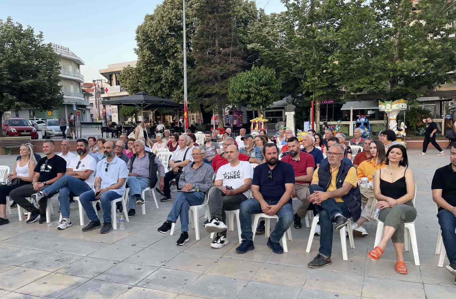 ΣΥΓΚΕΝΤΡΩΣΗ ΤΟΥ ΚΚΕ ΣΤΗΝ ΕΛΑΣΣΟΝΑ
Μαρία Γαβαλά Ψήφος  στο ΚΚΕ για να σπάσουμε τα δεσμά της ΕΕ και του συστήματος!
Να γεμίσουν οι κάλπες των ευρωεκλογών «με χιλιάδες κόκκινα ψηφοδέλτια, με δυνατό ΚΚΕ και στην Ευρωβουλή, μπορούμε να ενισχυθούν οι λαϊκοί αγώνες και να σπάσουμε τα δεσμά της ΕΕ και του συστήματος», τόνισε η Μαρία Γαβαλά, υποψήφια ευρωβουλευτής μιλώντας το βράδυ του Σαββάτου σε συγκέντρωση των ΚΟΒ Ελασσόνας.
Η Μαρία Γαβαλά επισήμανε ότι, «βασική έγνοια, βασικό άγχος όλων εκείνων που μας κυβερνάνε και δεν τους βλέπουμε, δηλαδή, εκείνων που κρατάνε τα κλειδιά της οικονομίας στα χέρια τους, εκείνων που ανεβοκατεβάζουν κυβερνήσεις, που φτιάχνουν κόμματα «δορυφόρους» και εξαφανίζουν άλλα , είναι πως η λαϊκή αγανάκτηση, ο θυμός , η ανασφάλεια που ζούμε , θα βρούνε κατεύθυνση εγκλωβισμού, πως θα χωνευτούν σε ένα από τα δύο δοχεία που σήμερα στήνονται.  Η συζήτηση για το ποιος μπορεί να είναι αντιπολίτευση απέναντι στο Μητσοτάκη είναι συζήτηση που γίνεται για να σκορπίσετε την ψήφο σας.  Εσείς που θέλετε να τιμωρήσετε λοιπόν αυτή την κυβέρνηση, αυτή την πολιτική,  έχετε επιλογή : στηρίξτε ΚΚΕ , το κόμμα που δεν σας βλέπει  ως ψηφοφόρους, που είναι δίπλα σας όλα τα χρόνια και σας λέει ότι εσείς πρέπει να πάρετε την κατάσταση στα χέρια σας , που δεν σας υποτιμά , που σας εμπιστεύεται, που  είναι εδώ και σταθερά,  διαφωτίζει, αποκαλύπτει και  μαζί σας δίνει μάχες στους χώρους δουλειάς, στους αγροτικούς συλλόγους και αλλού για να πάρετε ανάσες ανακούφισης , για να διεκδικήσετε τις σύγχρονες ανάγκες σας.  Οι κομμουνιστές θα είναι εδώ  στις 10 Ιούνη γιατί θα είναι εδώ αυτή η πολιτική που σαν ατσαλένια αλυσίδα δένει όλους τους.  Θα είναι εδώ ο πυρήνας της πολιτικής τους , η καπιταλιστική αγορά, το σύστημα και πρέπει να έχουν αληθινό αντίπαλο.»
Η Μαρία Γαβαλά  στη συνέχεια σημείωσε ότι,  « στη Θεσσαλία συγκρούονται δύο αντίπαλα σχέδια.  Η ΕΕ  είναι σαφής, είναι κυνική: δεν θέλει και δεν ήθελε ποτέ αντιπλημμυρική, αντισεισμική, αντιπυρική  προστασία.  Η ΕΕ  είναι ο μεγάλος ένοχος και για τις πλημμύρες και για τους σεισμούς και για όλα αυτά που είναι μπροστά μας.  Τα εκατομμύρια που μοίρασαν οι υπουργοί της ΝΔ πριν λίγες μέρες είναι αποτέλεσμα της λαϊκής πίεσης , του κινήματος, αφού στη Θεσσαλία υπάρχουν δεκάδες επιτροπές πληγέντων, άνθρωποι που οργανώθηκαν, που μπήκαν στον αγώνα σε  χωριά, πόλεις και συνοικίες. Από τη Φαρκαδόνα , τον Παλαμά και τα χωριά του , μέχρι το παλιό λιμεναρχείο στο Βόλο, το Κουλούρι και τη συνοικία του Αγίου Θωμά στη Λάρισα,  ένας κατάλογος ελπίδας και μόνης λύσης απέναντι σε αυτή την πολιτική.»
Μιλώντας για τους αγρότες και κτηνοτρόφους επισήμανε ότι, «την ΚΑΠ και την πρόσφατη αναθεώρησή της, του 2020, που ξεσήκωσε θύελλα αντιδράσεων από τους αγρότες σε όλα τα μήκη και πλάτη της ΕΕ, ψήφισαν με τους ευρωβουλευτές τους και η ΝΔ και ο ΣΥΡΙΖΑ και το ΠΑΣΟΚ και η Ελληνική Λύση του Βελόπουλου που πουλάει δήθεν αντισυστημισμό χωρίς να αμφισβητεί τη στρατηγική της ΕΕ, του κεφαλαίου. Πληρώνετε πολύ ακριβά την ΚΑΠ και τις άλλες πολιτικές της. Με τις χαμηλές τιμές στα προϊόντα  γα να αυγατίζουν τα κέρδη τους τα καρτέλ της εμπορίας και της μεταποίησης. Με την εκτόξευση του κόστους παραγωγής, που τροφοδοτεί την κερδοφορία των ενεργειακών κολοσσών, των βιομηχάνων, των τραπεζών.Με την έλλειψη μέτρων και σχεδιασμού προστασίας της ζωής, της περιουσίας του λαού, της αγροτικής παραγωγής. Γι' αυτό οι αγρότες βγήκαν στον δρόμο του αγώνα με τα τρακτέρ στην Ελλάδα αλλά και στις υπόλοιπες χώρες της ΕΕ, όπως σε Ισπανία, Γερμανία, Γαλλία, Βέλγιο, Ιταλία κ.α.Στις ευρωεκλογές μόνο η ψήφος στο ΚΚΕ είναι ψήφος για τα δικά σας συμφέροντα.»
Ιδιαίτερη αναφορά έκανε σε  κόμματα και μορφώματα που με τον έναν ή τον άλλον τρόπο έχουν υπηρετήσει το σύστημα,  και σήμερα  αξιοποιούνται για να κατευθυνθεί  εκεί η λαϊκή δυσαρέσκεια, αφού τα σύννεφα πάνω από την καπιταλιστική οικονομία πυκνώνουν. Τόνισε μεταξύ άλλων : «ο κύριος Βελόπουλος ψήφισε μνημόνιο , είναι ο βολικός αντίπαλος που το σύστημα επιλέγει απέναντι στη ΝΔ  και απέναντι στο κόμμα του Κασελάκη και το ΠΑΣΟΚ .   Είναι βολικός αντίπαλος γιατί στήριξε την ΚΑΠ, τις βέλτιστες ευρωπαϊκές πρακτικές, την ενίσχυση της πολεμικής μηχανής της ΕΕ και μια σειρά από άλλες οδηγίες και αντιλαϊκές κατευθύνσεις. Αντίστοιχα η Πλεύση  Ελευθερίας , πρέπει να σας απαντήσει:  ψήφισε υπέρ ή κατά της ιδιωτικοποίησης των σιδηροδρομικών μεταφορών.  Ψήφισε υπέρ ή κατά  στο να έχει άλλος στρατηγικός επενδυτής τη ράγα και άλλος το βαγόνι και έτσι να μην μπορεί να οργανωθεί σύστημα ασφαλείας .  Τι ψηφίζει για τη συνύπαρξη δημόσιου και ιδιωτικού τομέα στην υγεία, τα ΑΕΙ;»
Καταλήγοντας κάλεσε σε αποφασιστική ενίσχυση του ΚΚΕ , τονίζοντας : «κάντε το βήμα , κάντε τη διαφορά, είναι στο δικό σας χέρι.  Το ΚΚΕ , με τα μέλη  του, τους υποψήφιους του, με αυτούς που συμπορεύονται μαζί του στο  αληθινό πεδίο, το πεδίο  του αγώνα, εκεί που ανατρέπονται όλα , δίνουμε τη μάχη κόντρα και απέναντι σε όλους αυτούς που έχουν αμολήσει τους μηχανισμούς τους για να υφαρπάξουν τη λαϊκή ψήφο.  Είναι δίκαιο, είναι σωστό, να πάρουν ένα μεγάλο ΝΑΙ στο ΚΚΕ , ένα μεγάλο  ΟΧΙ  σε αυτό που θέλουν από τη δική σας ζωή. Αυτό είναι που  μπορεί να τους τρομάξει. Στις λίγες μέρες που απομένουν, θα τα δώσουμε όλα και θα τα καταφέρουμε.
ΛΑΡΙΣΑ 2/6/2024 
