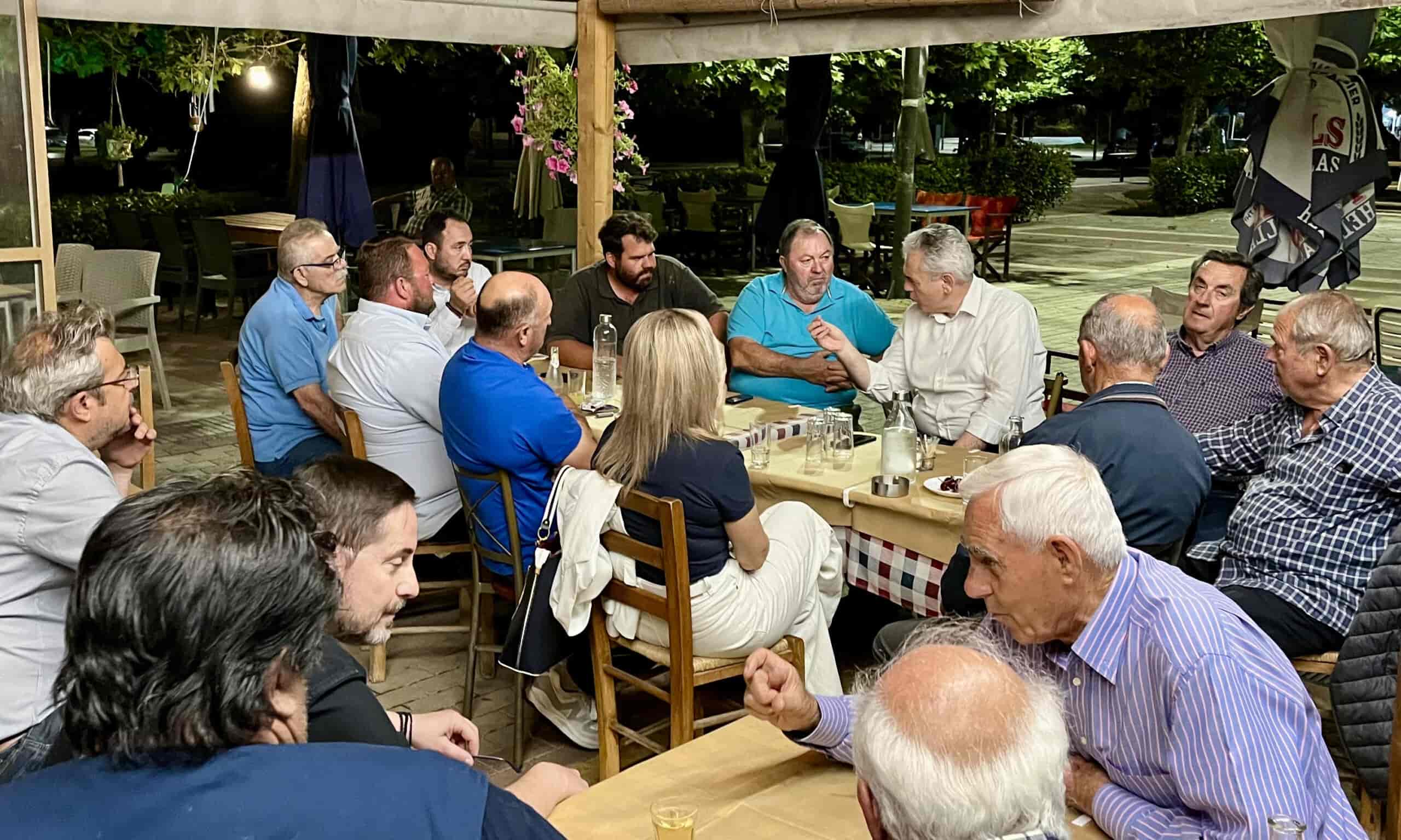 «Επειδή ακούω για αποχή ως μήνυμα δυσαρέσκειας για τα λάθη και τις αστοχίες στις πληρωμές αποζημιώσεων και επιδοτήσεων από το υπουργείο Αγροτικής Ανάπτυξης -ευχής έργο θα ήταν να μην είχαν γίνει-, θα ήθελα να σας καλέσω να δείτε την “μεγάλη εικόνα” των αποφάσεων που λαμβάνονται για την Κοινή Αγροτική Πολιτική στις Βρυξέλες. Ήδη, πληρώσαμε ακριβά τον ζήλο που επέδειξαν στο ευρωκοινοβούλιο αριστεροί, σοσιαλιστές και πράσινοι για την βίαιη “πράσινη μετάβαση”. Κανείς, λοιπόν, αγρότης δεν πρέπει να απέχει από την κάλπη των ευρωεκλογών γιατί οι καθοριστικές αποφάσεις για τον αγροτικό τομέα θα ληφθούν στο επόμενο ευρωκοινοβούλιο». Τα παραπάνω τόνισε ο βουλευτής Λαρίσης της Νέας Δημοκρατίας κ. Μάξιμος Χαρακόπουλος, μιλώντας με αγρότες του Πλατύκαμπου και της Χάλκης -στο πλαίσιο των περιοδειών του για τη στήριξη του ευρωψηφοδελτίου του κυβερνώντος κόμματος.Αδικίες στο πρόγραμμα των παρακάρλιων
Το κυρίαρχο θέμα που τέθηκε στον έμπειρο κοινοβουλευτικό από τους αγρότες των χωριών ήταν οι αδικίες στην υλοποίηση του διετούς προγράμματος ενισχύσεων για τα πλημμυρισμένα παρακάρλια χωράφια που ανακοινώθηκε από το ΥπΑΑΤ. Όπως επισήμαναν, πολλοί αγρότες νιώθουν αδικημένοι, καθώς οι ενισχύσεις υπολογίζονται με βάση την καλλιέργεια που δηλώθηκε στο ΟΣΔΕ του 2023 και όχι έναν μέσο όρο εισοδήματος από τις καλλιέργειες των προηγουμένων ετών, δεδομένου ότι η εναλλαγή καλλιεργειών αποτελεί πάγια γεωργική, αλλά και επιστημονικά επιβεβλημένη πρακτική. Κραυγαλέο παράδειγμα ανέφεραν την καλλιέργεια βιομηχανικής ντομάτας, η οποία αν και δεν μπορεί για δυο συνεχόμενα έτη να καλλιεργείται στο ίδιο χωράφι, ωστόσο με αυτό τον τρόπο υπολογίστηκε η ενίσχυση που δίνεται εφάπαξ για δυο χρόνια στις πλημμυρισμένες περιοχές! Αντιθέτως, αδικούνται κατάφορα οι παραγωγοί που η πλημμύρα τους βρήκε με καλλιέργεια σιτηρών, καθώς στην Απόφαση προδικάζεται ότι και την επόμενη χρόνια θα καλλιεργούσαν σιτηρά, ενώ συχνά στον κάμπο χρησιμοποιούνται για να «ξεκουράσουν» το χωράφι και να ακολουθήσει δυναμική καλλιέργεια ντομάτας ή βαμβακιού στο ίδιο αγροτεμάχιο.Ακαλλιέργητα με φερτά υλικά
Επιπλέον, διαμαρτυρήθηκαν ότι «δεν υπάρχει κανένα φως στον ορίζοντα» για την υλοποίηση του εξαγγελθέντος από την ηγεσία του ΥπΑΑΤ «δεύτερου προγράμματος» για όσους δεν μπόρεσαν να καλλιεργήσουν φέτος, λόγω των φερτών υλικών, ζήτημα που ο κυβερνητικός βουλευτής έθεσε στον αρμόδιο υπουργό και κατά την πρόσφατη επίσκεψή του στη Λάρισα, αλλά και δια του κοινοβουλευτικού ελέγχου.
Ο Θεσσαλός πολιτικός κατά την επίσκεψή του στον Πλατύκαμπο αντάλλαξε απόψεις, μεταξύ άλλων, με τον δημοτικό σύμβουλο Κιλελέρ και πρόεδρο Συνεταιρισμού Πλατυκάμπου κ. Γιάννη Κουκούτση, τον αντιπρόεδρο Συνεταιρισμού κ. Κωνσταντίνο Μεταλλιό, τον εντεταλμένο δημοτικό σύμβουλο πολιτισμού-αθλητισμού-παιδείας-υγείας και κοινωνικής πολιτικής κ. Κωνσταντίνο Κατσικάρη, τον σύμβουλο Τοπικής Κοινότητας Πλατυκάμπου κ. Χρήστο Μαργαρίτη, τον πρόεδρο της ΔΗΜΤΟ ΝΔ Κιλελέρ κ. Δημήτρη Τσιάρα και το μέλος του Γεωπονικού Συλλόγου <a href='https://thelarissapaper.gr/category/eidiseis/larissa/' data-srcset=