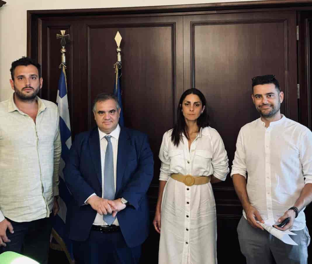 Ο Δήμαρχος Τυρνάβου, Στέλιος Τσικριτσής με την Αντιδήμαρχο Οικονομικών και Διοικητικών Υπηρεσιών, Διαμάντω Μπάσμπα και τον Αντιδήμαρχο Έργων και Υποδομών, Νίκο Αρβανίτη είχαν συνάντηση με τον νέο Υφυπουργό Εσωτερικών, Βασίλη Σπανάκη