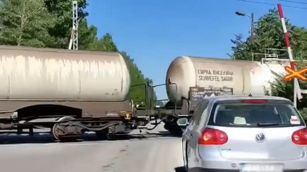 τρένο στη Θεσσαλονίκη περνά μπροστά από αμάξι με ανεβασμένες μπάρες