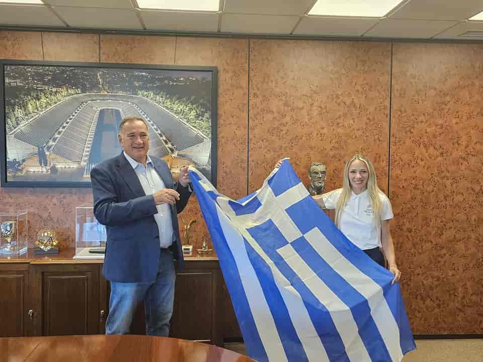 Ολυμπιακοί Αγώνες: Η Ελληνική σημαία για την τελετή έναρξης δόθηκε στην Αντιγόνη Ντρισμπιώτη
