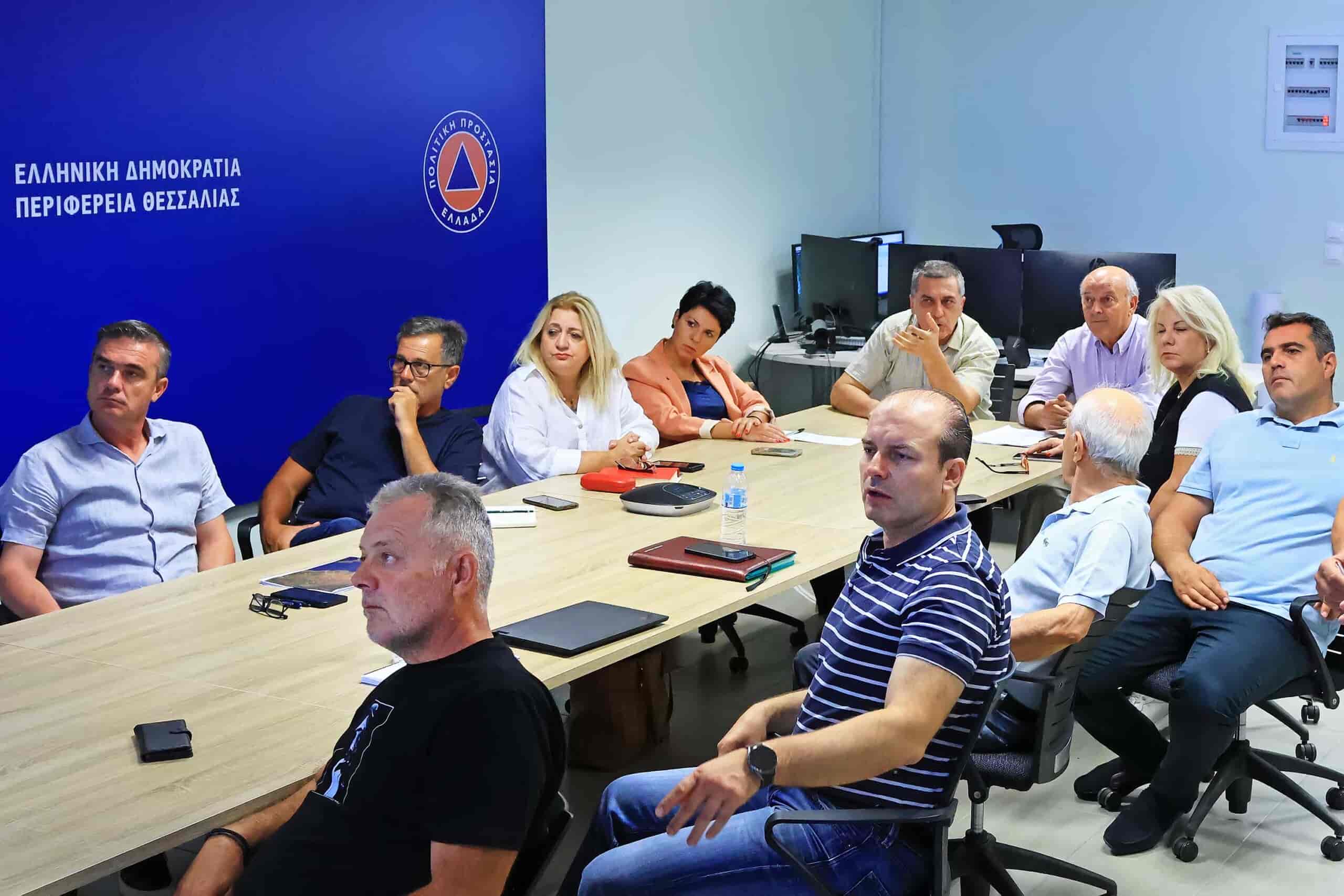 Διευρυμένη σύσκεψη φορέων για το νερό συγκαλεί την Δευτέρα ο Δ. Κουρέτας
Συνεδρίασε σήμερα το άτυπο Συντονιστικό Όργανο της ΘεσσαλίαςΠαρά τις δύσκολες καιρικές συνθήκες και τη λειψυδρία, η αρδευτική περίοδος οδεύει προς το τέλος της και οι στόχοι που είχαν τεθεί από την αρχή έχουν επιτευχθεί, χάρη στην καλή συνεργασία όλων των αρμοδίων φορέων. Τα όποια μικροπροβλήματα εμφανίστηκαν εντοπίστηκαν και επιλύθηκαν, ενώ του χρόνου η κατάσταση θα είναι σαφώς καλύτερη, ενόψει και των δρομολογούμενων αρδευτικών αντιπλημμυρικών έργων.
Αυτό το μήνυμα έστειλε το άτυπο Συντονιστικό Όργανο της Θεσσαλίας για τα νερά, που συνεδρίασε στην Περιφέρεια Θεσσαλίας στη Λάρισα, παρουσία του Περιφερειάρχη Δημήτρη Κουρέτα και του Γραμματέα της Αποκεντρωμένης Διοίκησης Κώστα Τζανακούλη.
Στο πλαίσιο συνέντευξης τύπου, που ακολούθησε της σύσκεψης, ο Δ. Κουρέτας ανακοίνωσε ότι αναλαμβάνει πρωτοβουλία και συγκαλεί το πρωί της Δευτέρας 12 Αυγούστου, διευρυμένη σύσκεψη φορέων (βουλευτές, αυτοδιοικητικοί, Επιμελητήρια, ΓΟΕΒ-ΤΟΕΒ κ.α.) με αφορμή και σχετική επερώτηση που κατέθεσε η Βουλευτής του ΠΑΣΟΚ Ευαγγελία Λιακούλη.
Δ. Κουρέτας
Αναλυτικότερα, ο Περιφερειάρχης Θεσσαλίας Δ. Κουρέτας στην τοποθέτηση του αναφέρθηκε στην ψηφιακή παρακολούθηση της στάθμης του νερού από τη λίμνη Πλαστήρα ως στον κάμπο που γίνεται με σταθμήμετρα που έχει τοποθετήσει η Περιφέρεια σε κρίσιμα σημεία, προκειμένου να εξασφαλιστεί η ομαλή παροχέτευση του νερού σε κάθε σημείο. «Με αυτόν τον τρόπο διασφαλίζουμε την νομιμότητα και βάζουμε τέλος στην άναρχη συμπεριφορά επίδοξων καουμπόηδων, οι οποίοι καπηλεύονταν το νερό. Το νερό ανήκει σε όλη τη Θεσσαλία και όλοι οφείλουν να τηρήσουν την νομοθεσία, αλλιώς θα υποστούν τις προβλεπόμενες κυρώσεις».
Κ. Τζανακούλης
Από την πλευρά του, ο Γενικός Γραμματέας της Αποκεντρωμένης Διοίκησης Κ. Τζανακούλης στην εισήγηση του ανέφερε: «Οδεύουμε προς το τέλος της αρδευτικής περιόδου, μιας από τις πλέον δύσκολες περιόδους των τελευταίων ετών για λόγους που όλοι γνωρίζουμε. Είναι γνωστό ότι από την προηγούμενη χρονιά τη διαχείριση των νερών της Λίμνης Πλαστήρα-Ταυρωπού την κάνουμε με την συμμετοχή όλων των άμεσα ενδιαφερομένων, έχοντας συμφωνήσει ότι ο ΤΟΕΒ Ταυρωπού σε συνεργασία με τη διεύθυνση Υδάτων της Αποκεντρωμένης άλλα και την Περιφέρεια κάνουμε το καλύτερο δυνατόν. Πέρυσι η περίοδος ξεκίνησε με τους χειρότερους οιωνούς αλλά στην συνέχεια βελτιώθηκε και πήγαμε πολύ καλά. Φέτος ξεκινήσαμε με τις καλύτερες συνθήκες αλλά δυστυχώς η παρατεταμένη ανομβρία και οι μακράς διάρκειας καύσωνες μας ανάγκασαν να είμαστε πολύ προσεκτικοί, αν και η βασική μας αρχή είναι να μη γίνεται καθόλου σπατάλη νερού, έχοντας ως πρώτιστο στοιχείο το γενικότερο περιβάλλον και την προστασία της λίμνης με όποια δυνατή προσπάθεια. Σεβόμαστε το περιβάλλον και το δείχνουμε στην πράξη. Οι περισσότεροι από τους ενασχολούμενους με τη διαχείριση έχουμε γνώση του αντικειμένου σε αντίθεση με πολλούς όψιμους οικολογούντες. Πάνω απ’ όλα δεν μας διακατέχει άγνοια κινδύνου. Η όλη μας διαδρομή το έχει αποδείξει. Δεν εκμεταλλευόμαστε συγκυρίες για να προβάλουμε το έργο και τις απόψεις μας. Οι ενέργειές μας κατατείνουν να μην πάθει κανένας ζημιά και πάνω απ’ όλα αυτό το φράγμα που άλλαξε την οικονομία της ευρύτερης περιοχής να το διαφυλάττουμε ως κόρη οφθαλμού. Κάποιες μικροαστοχίες που παρατηρήθηκαν ίσως από υπερβάλλοντα ζήλο και ανησυχίες που δεν δικαιολογούνται, αντιμετωπίστηκαν εν τη γενέσει τους και γι’ αυτό είμαστε αισιόδοξοι ότι όλα θα κυλήσουν ομαλά μέχρι το τέλος της δύσκολης αυτής αρδευτικής περιόδου. Γνωρίζουμε καλά ότι δεν είναι η άρδευση μόνο το μέγα θέμα διότι το έργο έχει πολλαπλό χαρακτήρα και έτσι το αντιμετωπίζουμε. Θέλω να ευχαριστήσω όλους όσοι εμπλέκονται σ΄αυτό το δύσκολο εγχείρημα και ότι στο τέλος Αυγούστου που θα κάνουμε την τελική εκτίμηση θα έχουμε φτάσει στην πλήρη επίτευξη των στόχων που θέσαμε. Και επειδή εχθρός του καλού είναι το καλύτερο, υποσχόμαστε ότι του χρόνου θα είμαστε αν όλα πάνε καλά, ακόμα καλύτερα οργανωμένοι και τυχόν αστοχίες που παρατηρήθηκαν δεν θα υπάρξουν».