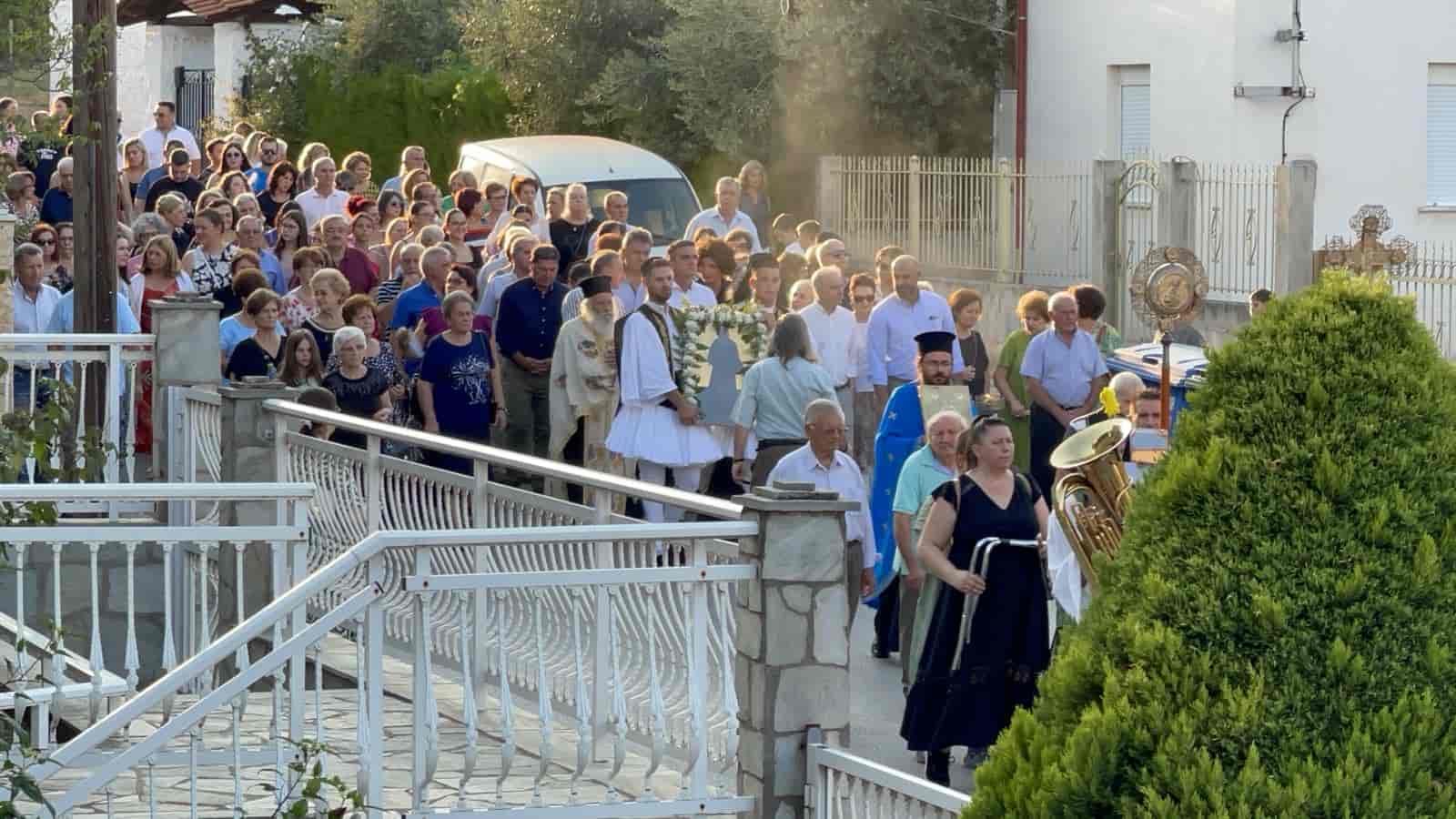 Διπλή γιορτή στον Πυργετόn̈ Απόδοση της Κοιμήσεως της Θεοτόκου και η εορτή
του Αγίου Κοσμά του ΑιτωλούΔιπλή γιορτή και φέτος στον Πυργετό, Απόδοση της Κοιμήσεως της Θεοτόκου και
εορτή του Αγίου Κοσμά του Αιτωλού. Εκατοντάδες πιστοί από την ευρύτερη
περιοχή βρέθηκαν στον Πυργετό να γιορτάσουν την Απόδοση της Κοιμήσεως της
Θεοτόκου, αλλά και την εορτή του Αγίου Κοσμά του Αιτωλού.Την Παρασκευή 23 Αυγούστου εορτάστηκε η Απόδοση της Κοιμήσεως της Θεοτόκου,
ενώ την επομένη μέρα 24 Αυγούστου πανηγύριζε το Ιερό Παρεκκλήσιο Αγίου
Κοσμά του Αιτωλού της Eνορίας Αγίου Γεωργίου Πυργετού,  που βρίσκεται στην
πλατεία Δημαρχείου.Την Παρασκευή 23 Αυγούστου, ανήμερα της Απόδοσης της Κοιμήσεως της
Θεοτόκου, το πρωί τελέστηκε ο Όρθρος και η Πανηγυρική Θεία Λειτουργία με
αρτοκλασία στον Ιερό Ναό Ζωοδόχου Πηγής στη θέση «Διαβατός», λειτουργούντος
του ιερέα της ενορίας Πυργετού π. Αλεξάνδρου.Την ίδια ημέρα, στις 6.30 το απόγευμα, μετά την ακολουθία στον Άγιο Γεώργιο
και με τη συνοδεία της Φιλαρμονικής του Ιερού Ναού του Αγίου Γεωργίου
<a href='https://thelarissapaper.gr/category/eidiseis/larissa/' data-srcset=