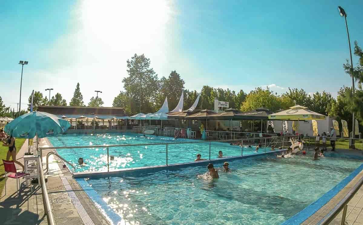 Ανοιχτή η Δημοτική Πισίνα Νεάπολης τον Δεκαπενταύγουστο