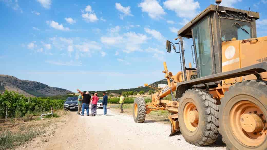 Εργασίες βελτίωσης  και συντήρησης  του αγροτικού οδικού  δικτύου  στο Δαμάσι