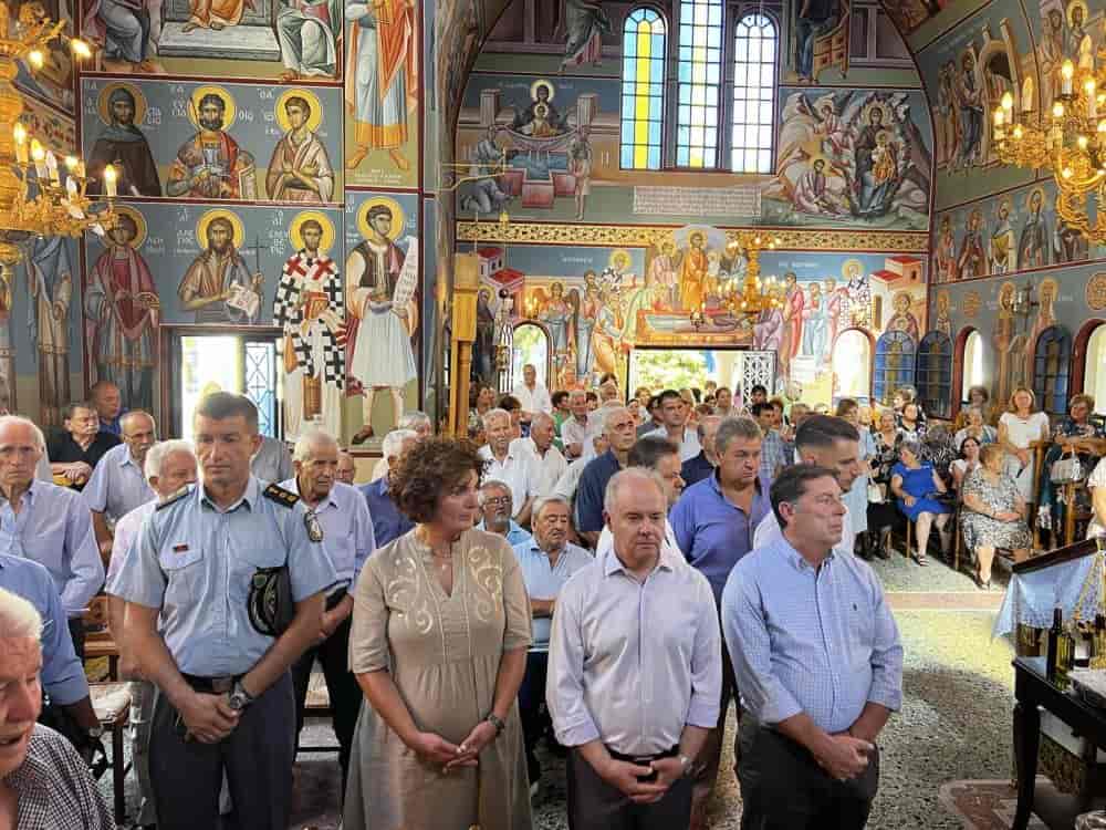 Διπλή γιορτή στον Πυργετόn̈ Απόδοση της Κοιμήσεως της Θεοτόκου και η εορτή
του Αγίου Κοσμά του ΑιτωλούΔιπλή γιορτή και φέτος στον Πυργετό, Απόδοση της Κοιμήσεως της Θεοτόκου και
εορτή του Αγίου Κοσμά του Αιτωλού. Εκατοντάδες πιστοί από την ευρύτερη
περιοχή βρέθηκαν στον Πυργετό να γιορτάσουν την Απόδοση της Κοιμήσεως της
Θεοτόκου, αλλά και την εορτή του Αγίου Κοσμά του Αιτωλού.Την Παρασκευή 23 Αυγούστου εορτάστηκε η Απόδοση της Κοιμήσεως της Θεοτόκου,
ενώ την επομένη μέρα 24 Αυγούστου πανηγύριζε το Ιερό Παρεκκλήσιο Αγίου
Κοσμά του Αιτωλού της Eνορίας Αγίου Γεωργίου Πυργετού,  που βρίσκεται στην
πλατεία Δημαρχείου.Την Παρασκευή 23 Αυγούστου, ανήμερα της Απόδοσης της Κοιμήσεως της
Θεοτόκου, το πρωί τελέστηκε ο Όρθρος και η Πανηγυρική Θεία Λειτουργία με
αρτοκλασία στον Ιερό Ναό Ζωοδόχου Πηγής στη θέση «Διαβατός», λειτουργούντος
του ιερέα της ενορίας Πυργετού π. Αλεξάνδρου.Την ίδια ημέρα, στις 6.30 το απόγευμα, μετά την ακολουθία στον Άγιο Γεώργιο
και με τη συνοδεία της Φιλαρμονικής του Ιερού Ναού του Αγίου Γεωργίου
Λάρισας, έγινε η λιτανεία της Εικόνας του Αγίου Κοσμά, από τον Ιερό Ναό του
Αγίου Γεωργίου μέσω των κεντρικών δρόμων του Πυργετού μέχρι το ομώνυμο
Παρεκκλήσιο του Αγίου στην πλατεία Δημαρχείου, όπου εψάλει ο Μέγας
Πανηγυρικός Εσπερινός με αρτοκλασία και θείου κηρύγματος, λειτουργούντος
του εκπροσώπου της Μητροπόλεως Λαρίσης και Τυρνάβου π. Νεοφύτου μετά του
ιερέως π. Γεωργίου και τον ιερέα του χωριού π. Αλεξάνδρου. Την εικόνα του
Αγίου μετέφεραν νέοι του χωριού ντυμένοι με παραδοσιακή στολή.Την επόμενη μέρα, Τετάρτη 24 Αυγούστου, τελέστηκε ο Όρθρος και στη συνέχεια
Πανηγυρική Θεία Λειτουργία στο Ιερό Παρεκκλήσιο Αγίου Κοσμά του Αιτωλού, με
αρτοκλασία και θείο κήρυγμα, λειτουργούντος του Σεβασμιωτάτου Μητροπολίτη
Λαρίσης και Τυρνάβου κ. Ιερώνυμου, μετά  ιερέων της Μητροπόλεως. Επίσης,
στις 7 το απόγευμα της ίδιας ημέρας μεταφέρθηκε με πομπή η εικόνα του Αγίου
Κοσμά στον Ιερό Ναό του Αγίου Γεωργίου.Στις θρησκευτικές εκδηλώσεις συμμετείχαν ο δήμαρχος Τεμπών κ. Γεώργιος
Μανώλης, ο αντιπεριφερειάρχης κ. Δημήτρης Τσέτσιλας, ο αντιδήμαρχος κ.
Γιώργος Νικολάου, οι δημοτικοί σύμβουλοι κ. κ. Αθανάσιος Βλάχος, Κώστας
Ζαρδούκας και Ζωή Σαραντοπούλου - Παρίση, o Διοικητής του Α.Τ. Τεμπών κ.
Πρόδρομος Χαρισμανίδης, ο Πρόεδρος της Δημοτικής Κοινότητας Πυργετού κ.
Αθανάσιος Λαϊνας, ο Σύμβουλος της Δημοτικής Κοινότητας κ. Μιχαήλ Ρούπας
και πλήθος προσκυνητών.
*Επίσης, στην Κοινότητα Νέσσωνα του δήμου Τεμπών* πανηγύριζε το ομώνυμο
εξωκλήσι του Αγίου Κοσμά, όπου, ανήμερα της Εορτής του Αγίου, τελέστηκε ο
Όρθρος και στη συνέχεια Πανηγυρική Θεία Λειτουργία, μετά αρτοκλασίας,
παρουσία του Προέδρου της Δημοτικής Κοινότητας Γιάννη Σακκαβού και πλήθος
πιστών.